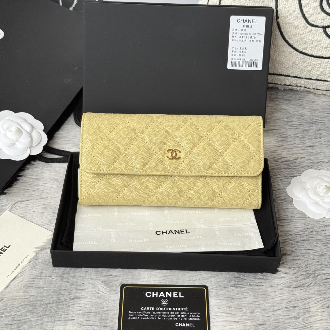 CHANEL原单 经典cf长款钱包到货 鱼子酱球纹的绫格纹路 非常耐看 亮银五金非常时髦而且钱包容量很大可以放下一部plus手机 12卡位 款号 A50096配最新全套包装 尺寸 10.5*19.*3cm