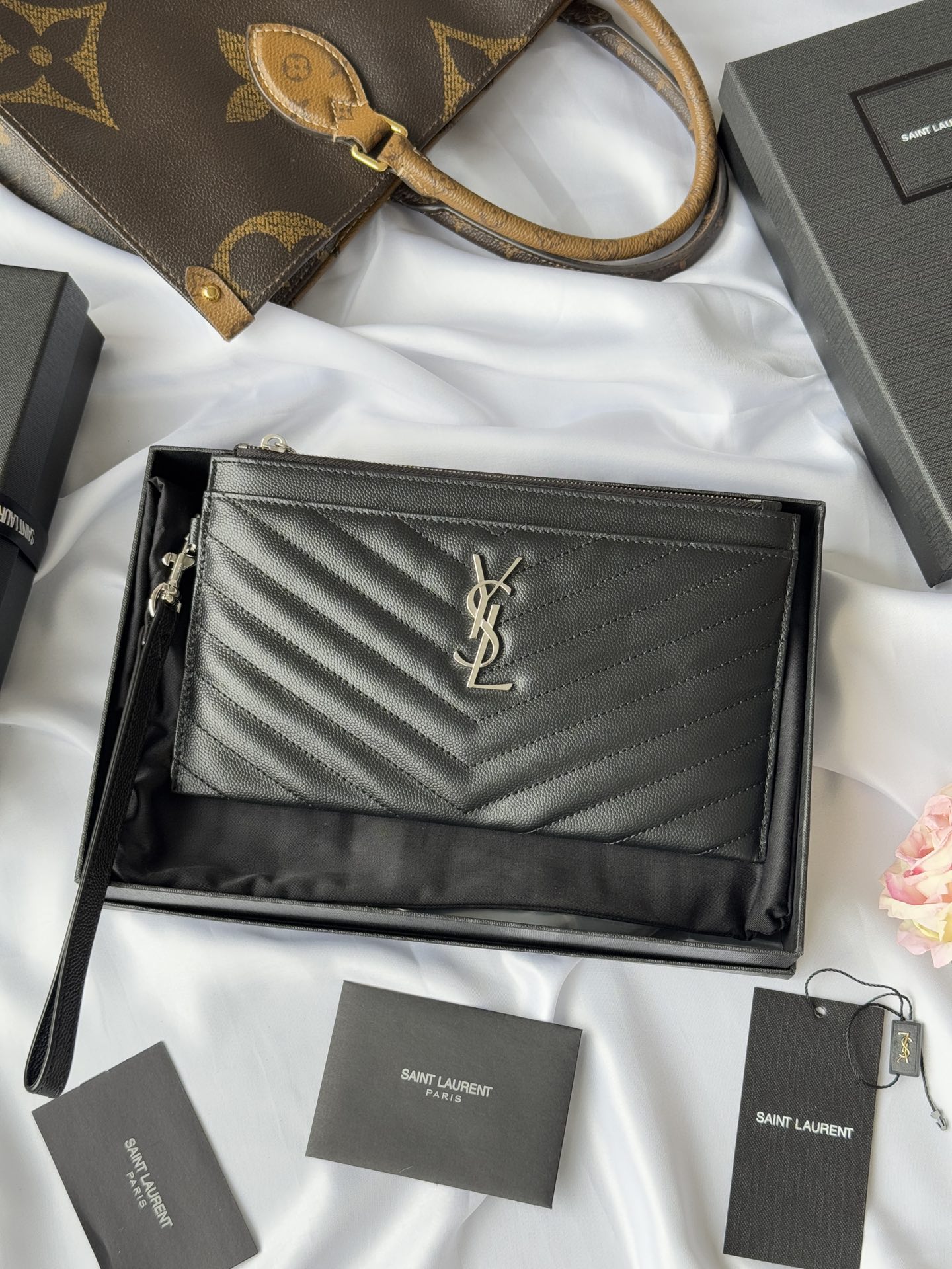 ysl 家手包 有手挽带 可放包里 可手拿 收纳方便 拉链 配全套包装专柜最新包装Y家新款鱼子酱拉链手拿包 配以可拆式提手 外侧四个卡片槽 型号 423297尺寸 23*13cm