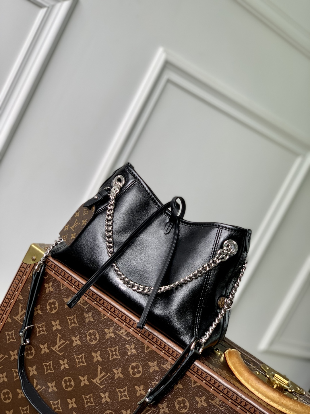 顶级原单 变码芯片 M12888本款 CarryAll BB 手袋以利落线条勾勒丰盈轮廓 为经典羊皮革点缀亮泽 Monogram 花卉金属链条 与 Monogram 帆布名牌碰撞瞩目反差 拉链内贴袋实现卡片和随身小物的便捷取放 17 x 10 x 26 厘米(高 x 宽 x 长度)