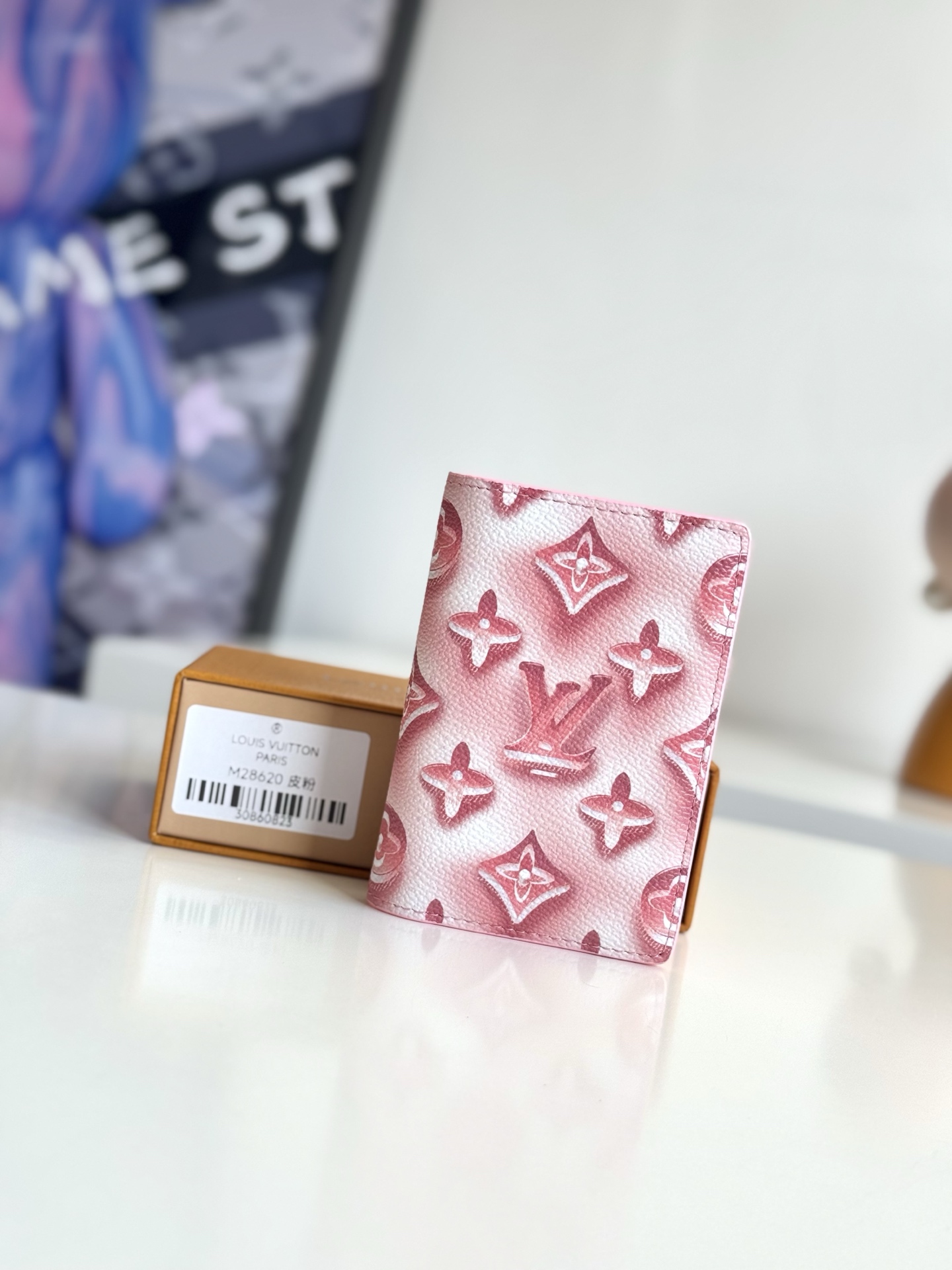   海外原单M28620粉独家实拍 这款 Pocket Organizer 紧凑型包由色彩鲜艳的 Monogram Ice Cubes 涂层帆布制成 内衬与之相配的皮革 这款口袋大小的包设有三个卡片槽 五个内部口袋以及一个方便的外侧后袋 内部装饰有热压印的 LV Glass 标识 并配有吸管和水果片 尺寸 11×7.5×1cm