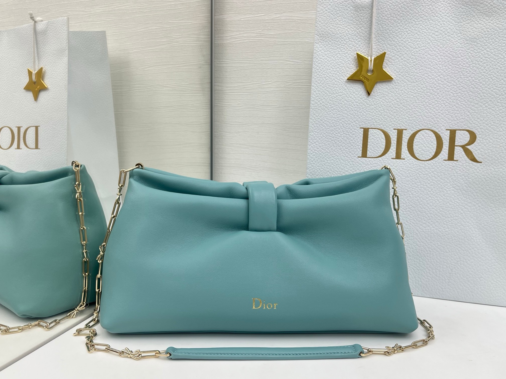 蝴蝶结云朵包bow 乔纳森 安德森 (Jonathan Anderson) 倾情呈献的新款 Dior Bow 手袋彰显法国的优雅气质和工坊的精湛工艺 主体 羊皮革里料 羊猄皮尺寸 30x17.5x12cm型号:0714