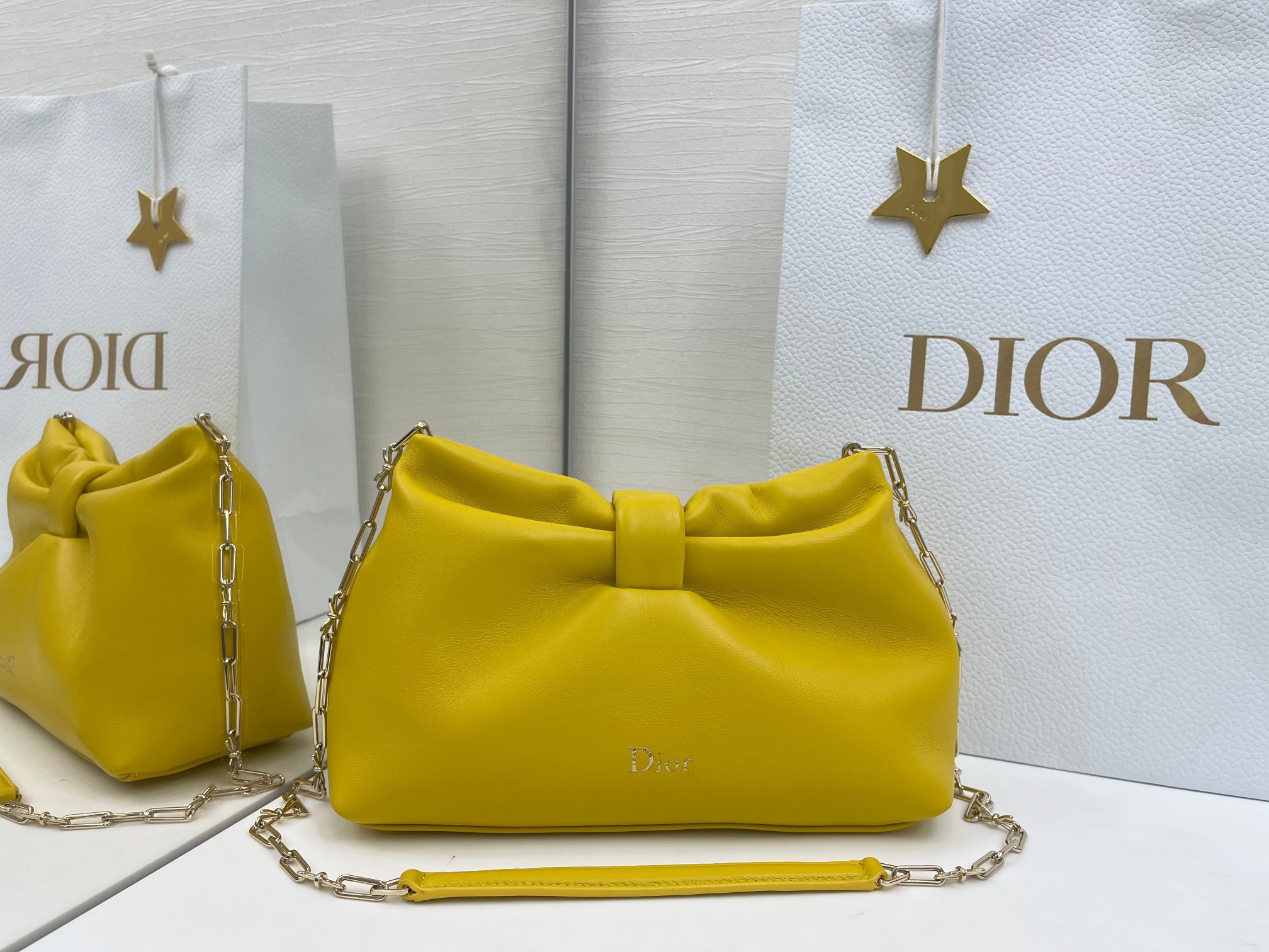 蝴蝶结云朵包 乔纳森 安德森 (Jonathan Anderson) 倾情呈献的新款 Dior Bow 手袋彰显法国的优雅气质和工坊的精湛工艺 主体 羊皮革里料 羊猄皮尺寸26x16x10cm编号:0715