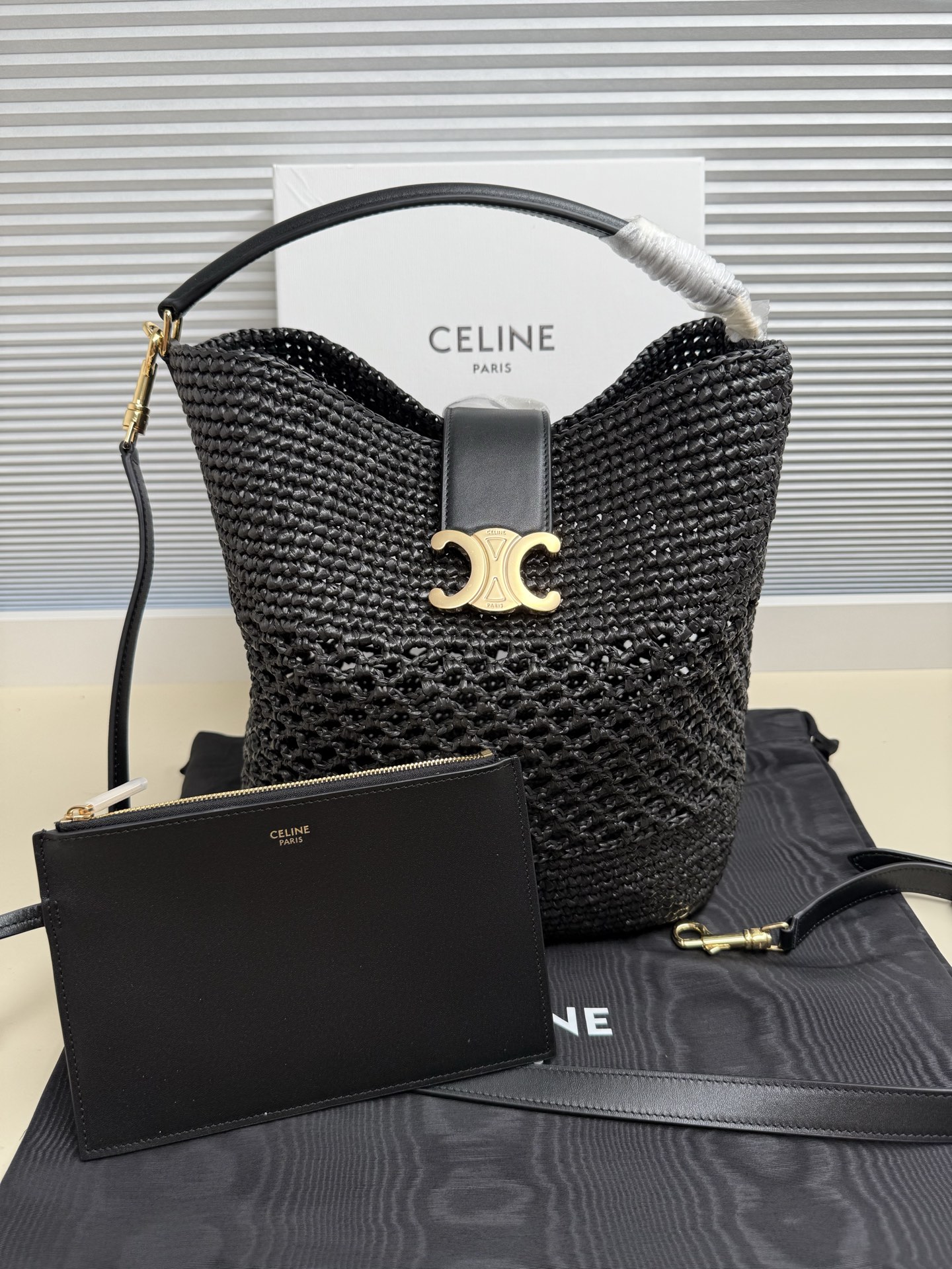 CELINE LOUISE大号草编 手袋25 年新款Louise水桶包   今年这款Louise的锁扣加入了凯旋门元素 增强了这款水桶包的辨识度更加时尚精致 可满足手拎/斜挎/肩背三种需求 容量非常可观 日常通勤 出差 办公完全无压力喜欢的宝子放心冲 草编 包 手提 肩背和斜挎 皮革翻盖 配TRIOMPHE磁扣 1个内侧可拆卸拉链口袋 可拆卸和可调节肩带 最小长度50cm 最大长度57cm尺寸 28 X 24 X 16厘米编号 123152 草编