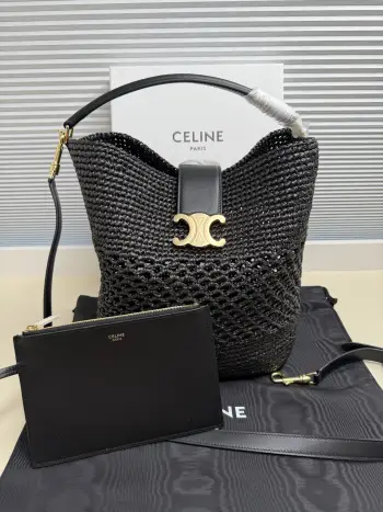 CELINE LOUISE大号草编 手袋25 年新款Louise水桶包   今年这款Louise的锁扣加入了凯旋门元素 增强了这款水桶包的辨识度更加时尚精致 可满足手拎/斜挎/肩背三种需求 容量非常可观 日常通勤 出差 办公完全无压力喜欢的宝子放心冲 草编 包 手提 肩背和斜挎 皮革翻盖 配TRIOMPHE磁扣 1个内侧可拆卸拉链口袋 可拆卸和可调节肩带 最小长度50cm 最大长度57cm尺寸 28 X 24 X 16厘米编号 123152 草编