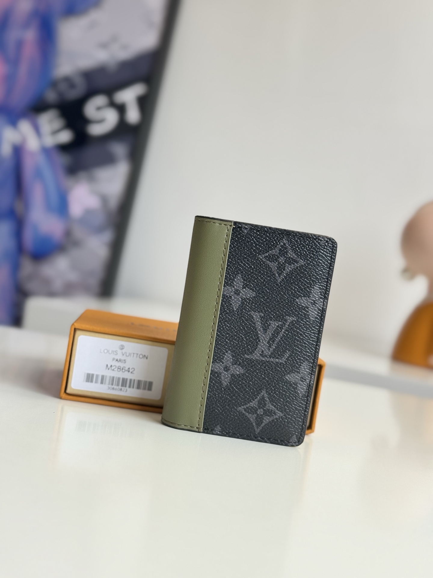   海外原单M28642独家实拍 本款口袋夹结合 Monogram Eclipse 帆布和考究牛皮革 以多重卡位和口袋打造实用收纳空间 搭配后部外袋 标志性设计新释摩登经典风格 打造历久弥新之选 尺寸 11×7.5×1cm