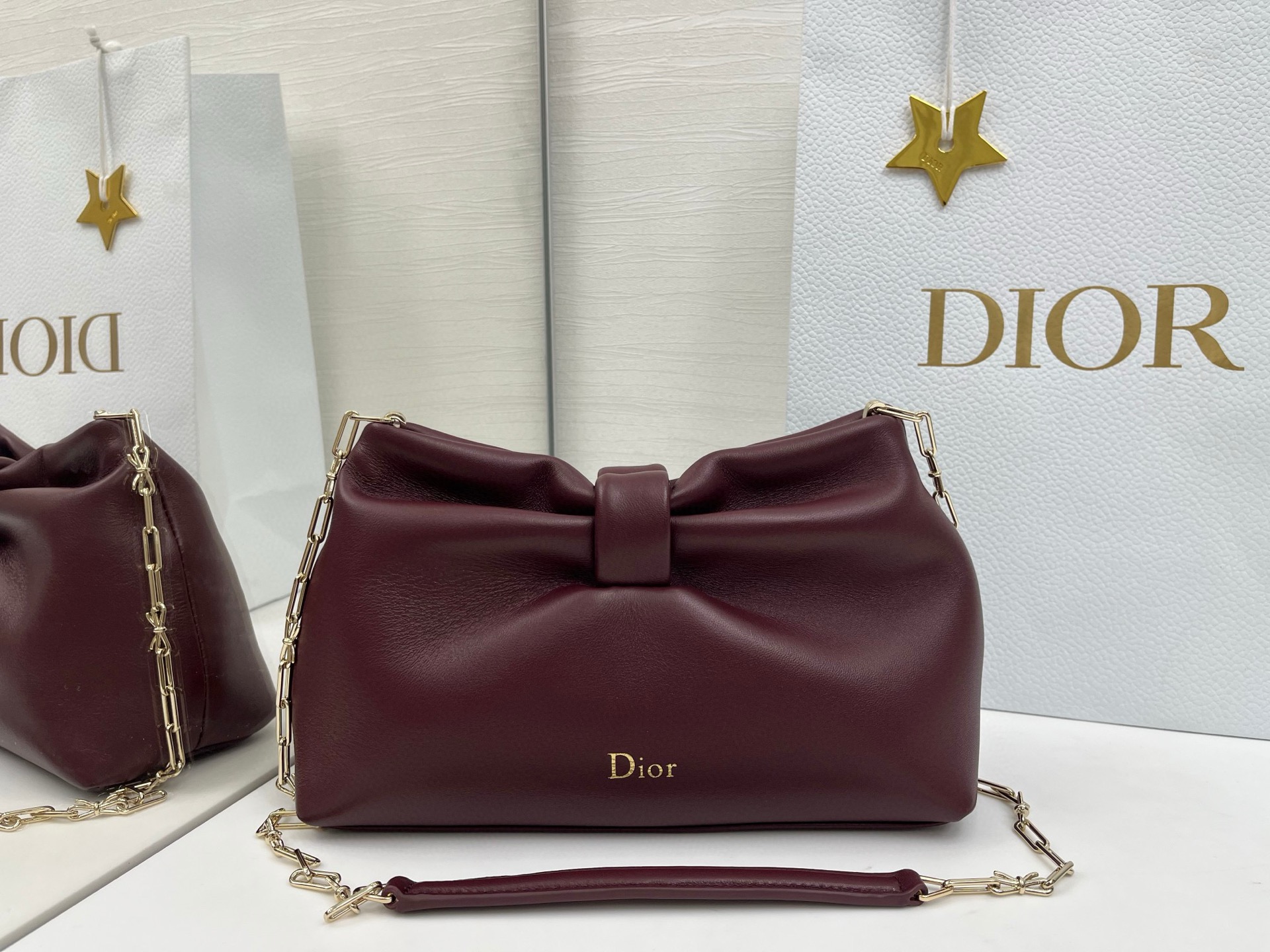 蝴蝶结云朵包 乔纳森 安德森 (Jonathan Anderson) 倾情呈献的新款 Dior Bow 手袋彰显法国的优雅气质和工坊的精湛工艺 主体 羊皮革里料 羊猄皮尺寸26x16x10cm编号:0715