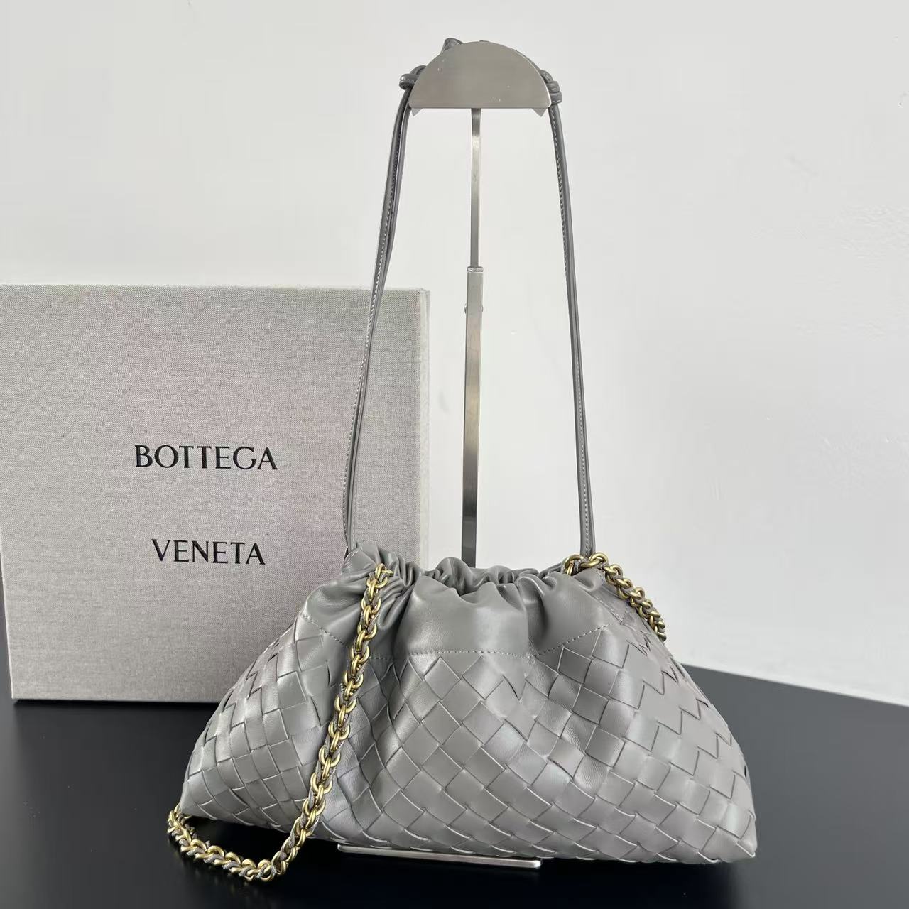  BV新款 Dustbag 垃圾袋链条包   844626超火 的Dustbag垃圾袋出链条款啦   皮穿链条的设计不仅更加实用 解锁了更多背法以经典编织设计 束口抽绳开口自然的褶皱感和柔软的牛皮光滑细腻 软软糯糯还抗造 背再久都像新的 不仅自重轻容量也超大 想要一个随性又时髦的包包 就入手这个能让你快乐的垃圾袋叭  尺寸 33x19x8