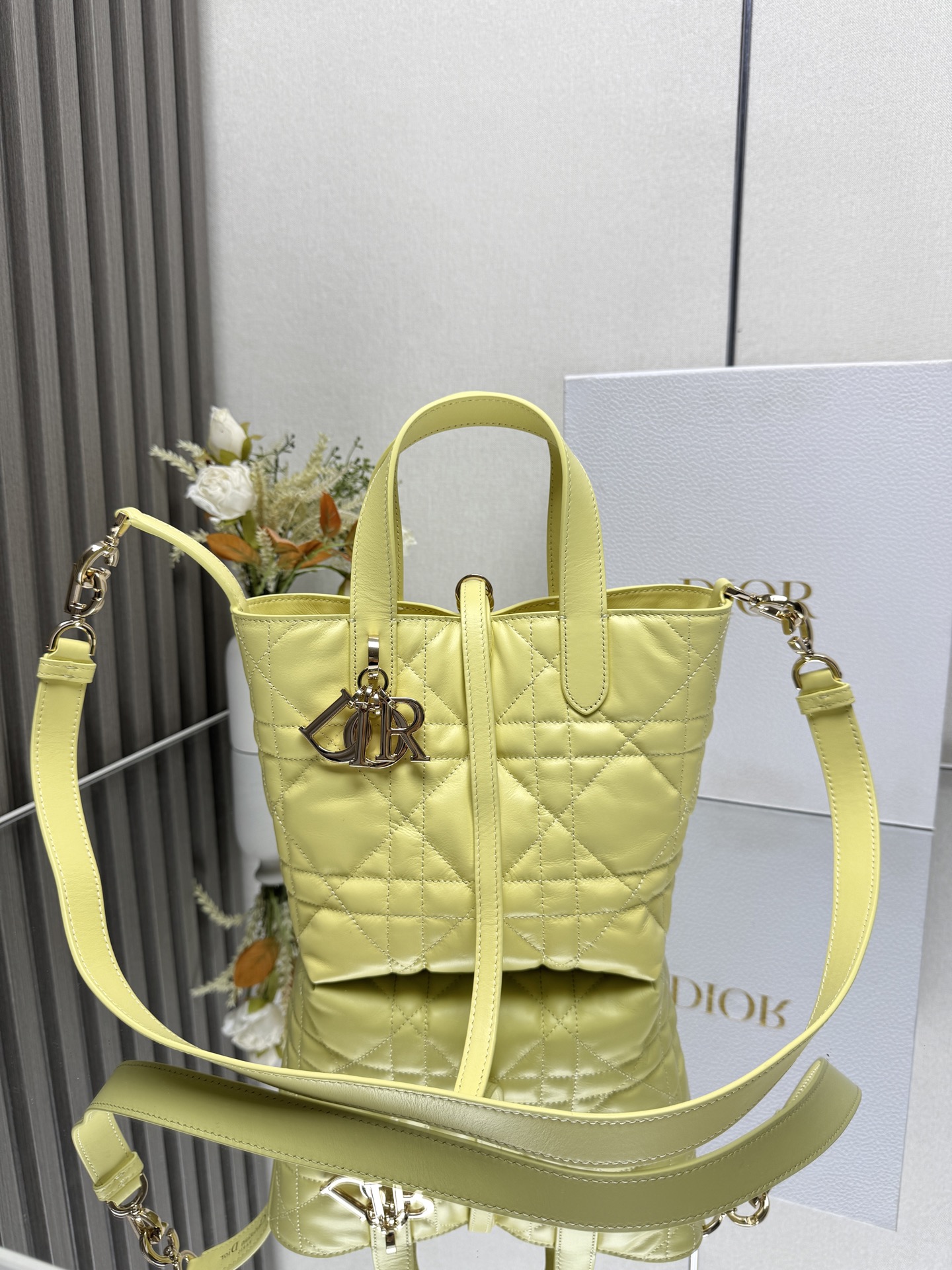 这款 Dior Toujours竖版手袋是二零二五早春成衣系列新品 时尚实用 别具一格 采用冰川蓝色牛皮革精心制作 饰以超大藤格纹缉面线 宽敞的内部隔层可收纳各种日常用品 设有纤细皮革系带开合 可安全收纳各种物品 另有CD Lock 字母D旋钮式扣环 可调节两侧 提升格调 小号款式 顶部皮革手柄搭配可拆卸的皮革肩带 可手提 肩背或斜挎主体:牛皮革里料:牛皮革尺寸 16×18×12cm 款号 2835