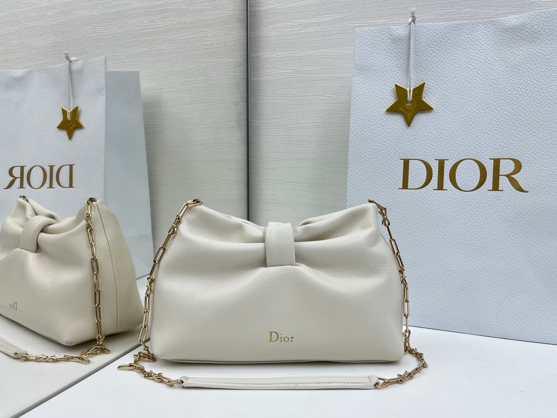 蝴蝶结云朵包 乔纳森 安德森 (Jonathan Anderson) 倾情呈献的新款 Dior Bow 手袋彰显法国的优雅气质和工坊的精湛工艺 主体 羊皮革里料 羊猄皮尺寸26x16x10cm编号:0715