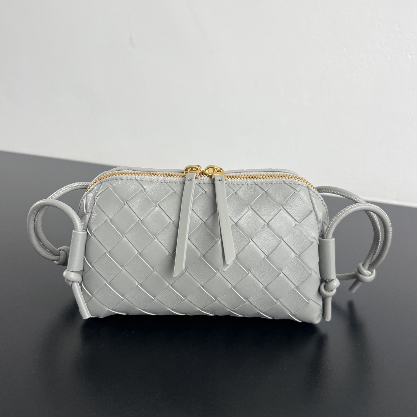  Bv新款 Concert  pouch  794258 是见过最好看实用的迷你小包呀   包身采用经典的 lntrecciato编织工艺  配有皮质双头拉链 开口宽敞 易取易放 肩带绳结处可滑动自由调节长短 即  斜挎/腋下 又能当手拿包 小小身板 大大容量 真滴太太实用啦 关键还特百搭 快 姐妹一起来入这款小巧精致好看百搭的包包叭  尺寸 18.5*11.5*8.5   