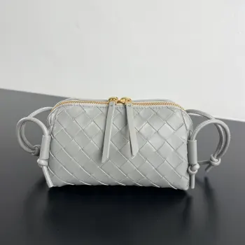  Bv新款 Concert  pouch  794258 是见过最好看实用的迷你小包呀   包身采用经典的 lntrecciato编织工艺  配有皮质双头拉链 开口宽敞 易取易放 肩带绳结处可滑动自由调节长短 即  斜挎/腋下 又能当手拿包 小小身板 大大容量 真滴太太实用啦 关键还特百搭 快 姐妹一起来入这款小巧精致好看百搭的包包叭  尺寸 18.5*11.5*8.5   