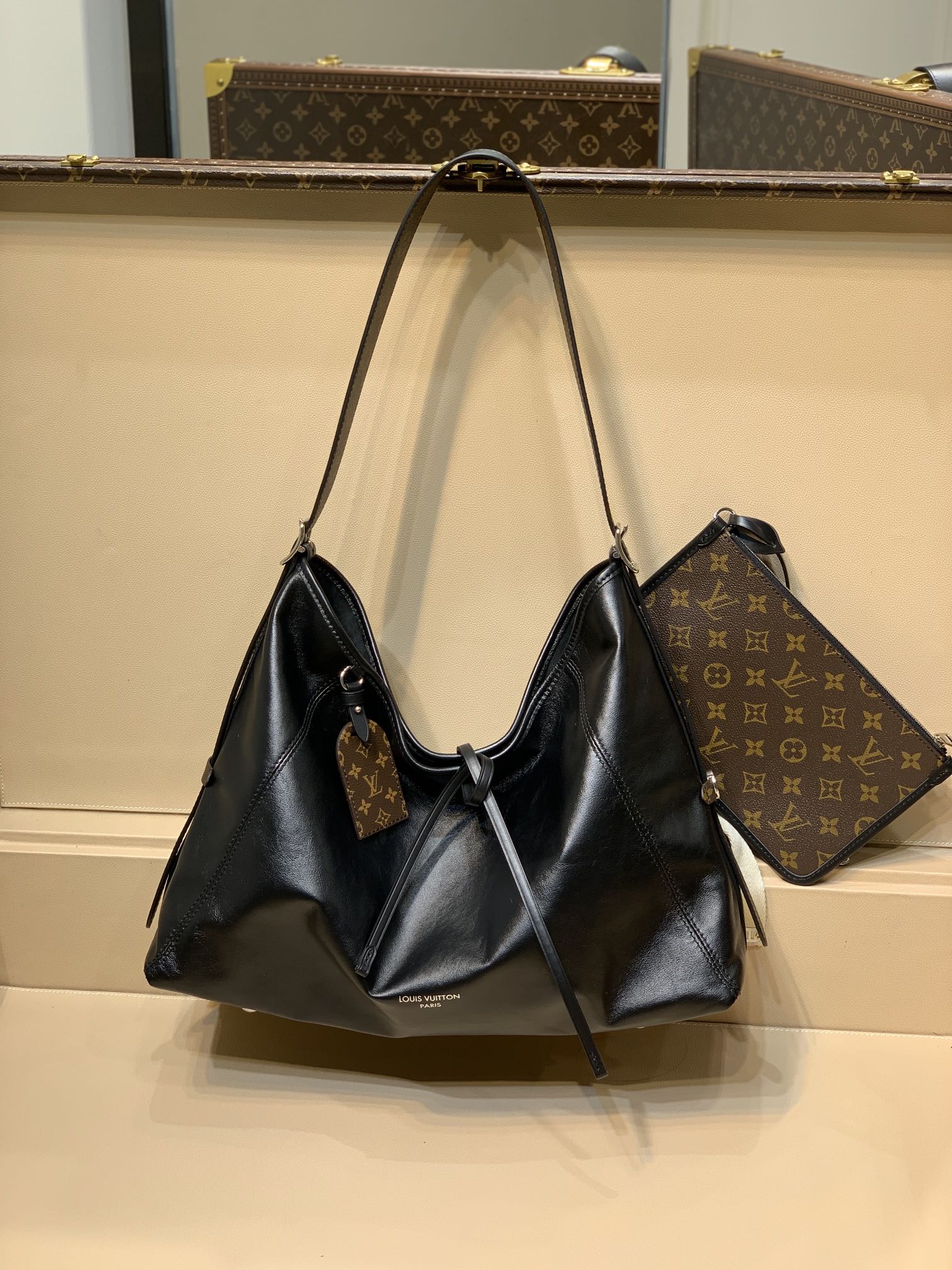 顶级原单 变码芯片 M25143 本款CarryAl Dark中号手袋以柔软羊皮革塑造时尚嘴懒腐形 为2024春夏秀场造型增添瞩目姿彩 抛光金属件与触感良好的微皱纹理互为映村 充裕空间可容纳多样日常用品 成就出行良伴 尺寸 39 × 30 × 15 cm