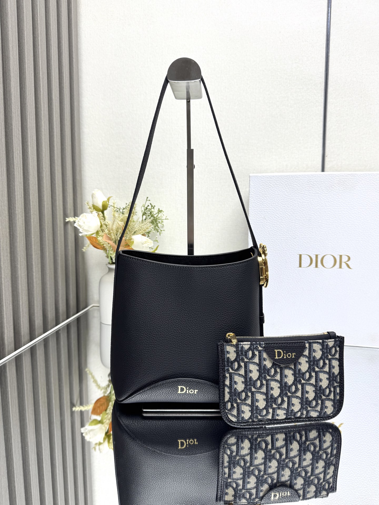 Dior Medaillon 水桶包呈现柔软时髦的廓形 中号款式 饰以可拆卸的拉链小袋 搭配通过 Dior Medaillon 标志细节可调节的皮革肩带 别具一格 可肩背 主体 牛皮革里料 羊皮革 牛皮革按扣钩扣开合正面饰以热压 Dior 标志可调节肩带点缀以 Dior Medaillon 标志细节采用 Oblique 印花面料和牛皮革精心制作的可拆卸拉链小袋内含防尘袋意大利制造型号: M1531尺寸 19.5 x 18.5 x 11.5 厘米 长 x 高 x 宽 238560