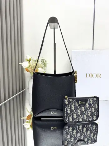 Dior Medaillon 水桶包呈现柔软时髦的廓形 中号款式 饰以可拆卸的拉链小袋 搭配通过 Dior Medaillon 标志细节可调节的皮革肩带 别具一格 可肩背 主体 牛皮革里料 羊皮革 牛皮革按扣钩扣开合正面饰以热压 Dior 标志可调节肩带点缀以 Dior Medaillon 标志细节采用 Oblique 印花面料和牛皮革精心制作的可拆卸拉链小袋内含防尘袋意大利制造型号: M1531尺寸 19.5 x 18.5 x 11.5 厘米 长 x 高 x 宽 238560