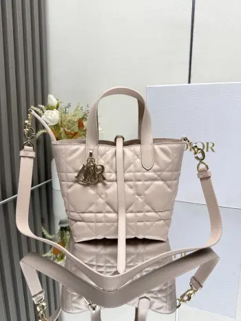 这款 Dior Toujours竖版手袋是二零二五早春成衣系列新品 时尚实用 别具一格 采用黑色牛皮革精心制作 饰以超大藤格纹缉面线 宽敞的内部隔层可收纳各种日常用品 设有纤细皮革系带开合 可安全收纳各种物品 另有CD Lock 字母D旋钮式扣环 可调节两侧 提升格调 小号款式 顶部皮革手柄搭配可拆卸的皮革肩带 可手提 肩背或斜挎主体:牛皮革里料:牛皮革尺寸 16×18×12cm 款号 2835 23867