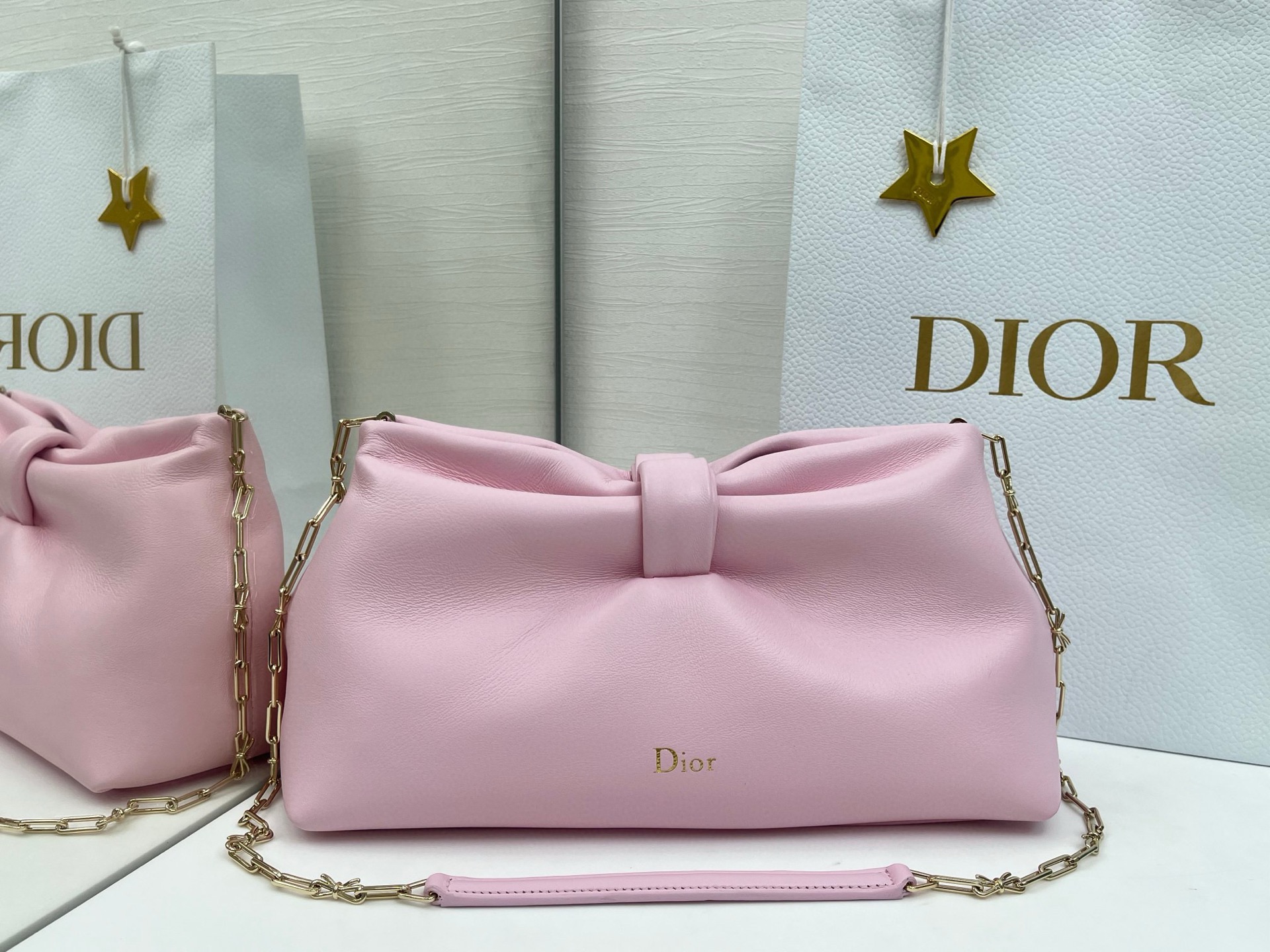 蝴蝶结云朵包bow 乔纳森 安德森 (Jonathan Anderson) 倾情呈献的新款 Dior Bow 手袋彰显法国的优雅气质和工坊的精湛工艺 主体 羊皮革里料 羊猄皮尺寸 30x17.5x12cm型号:0714