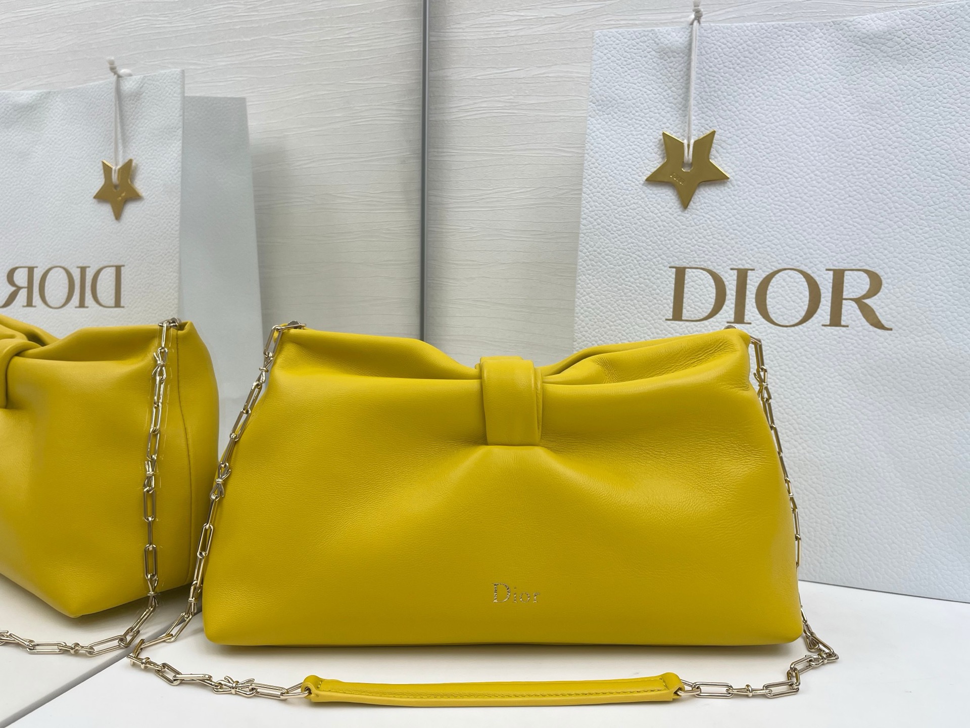 蝴蝶结云朵包bow 乔纳森 安德森 (Jonathan Anderson) 倾情呈献的新款 Dior Bow 手袋彰显法国的优雅气质和工坊的精湛工艺 主体 羊皮革里料 羊猄皮尺寸 30x17.5x12cm型号:0714