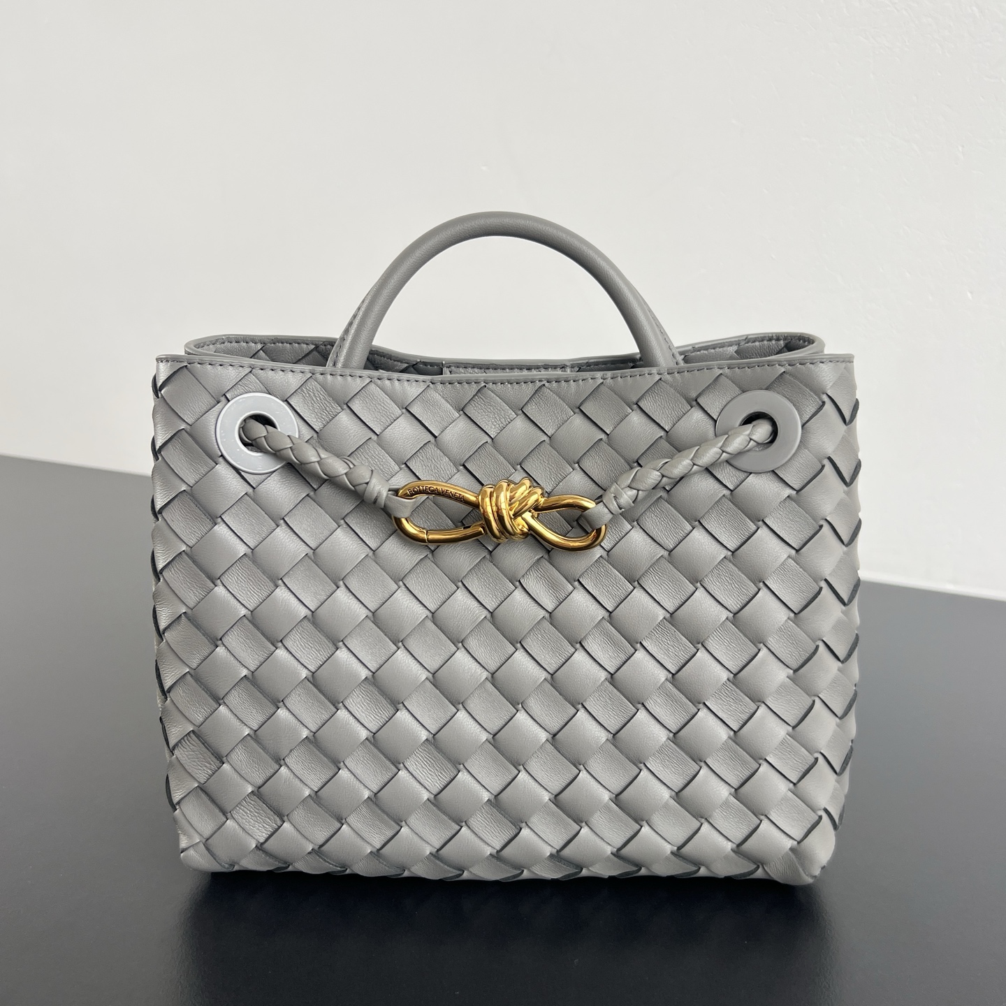  Bottega Veneta 2023春夏新款Andiamo手袋  众多明星同款  743568  经典的全身皮革编织搭配金色绳结扣 够沉稳也够潇洒整体皆由Nappa羊皮革制成 舒适柔软且富有动感 可滑动的金属绳结扣可以调整肩带 单肩/手伶/斜挎 多种背法 包身容量大 通勤/日常/出游都很合适 这款包分为小号/中号 /大号 总有一款适合你  那就带我走叭  尺寸:25x22x10.5