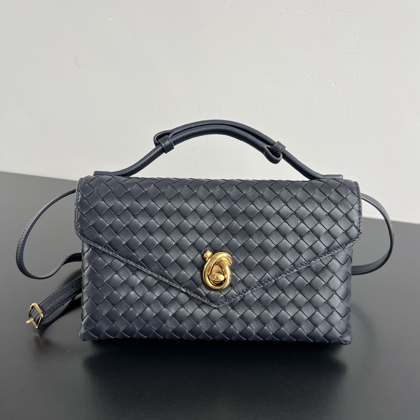  Bv 新款 Knot Lock斜挎包 817191  2025早春kont lock新系列 火热上市 品牌经典编织工艺 搭配kont的金属旋转纽扣精致亮眼 是细节的奢华点缀 上身大气优雅 内部双隔层+卡位+背部隔层 超能装 多种背法 肩带可拆卸 手提/肩背/斜挎 复古且时髦 精致老线风轻松拿捏 尺寸 25x16x5.5 