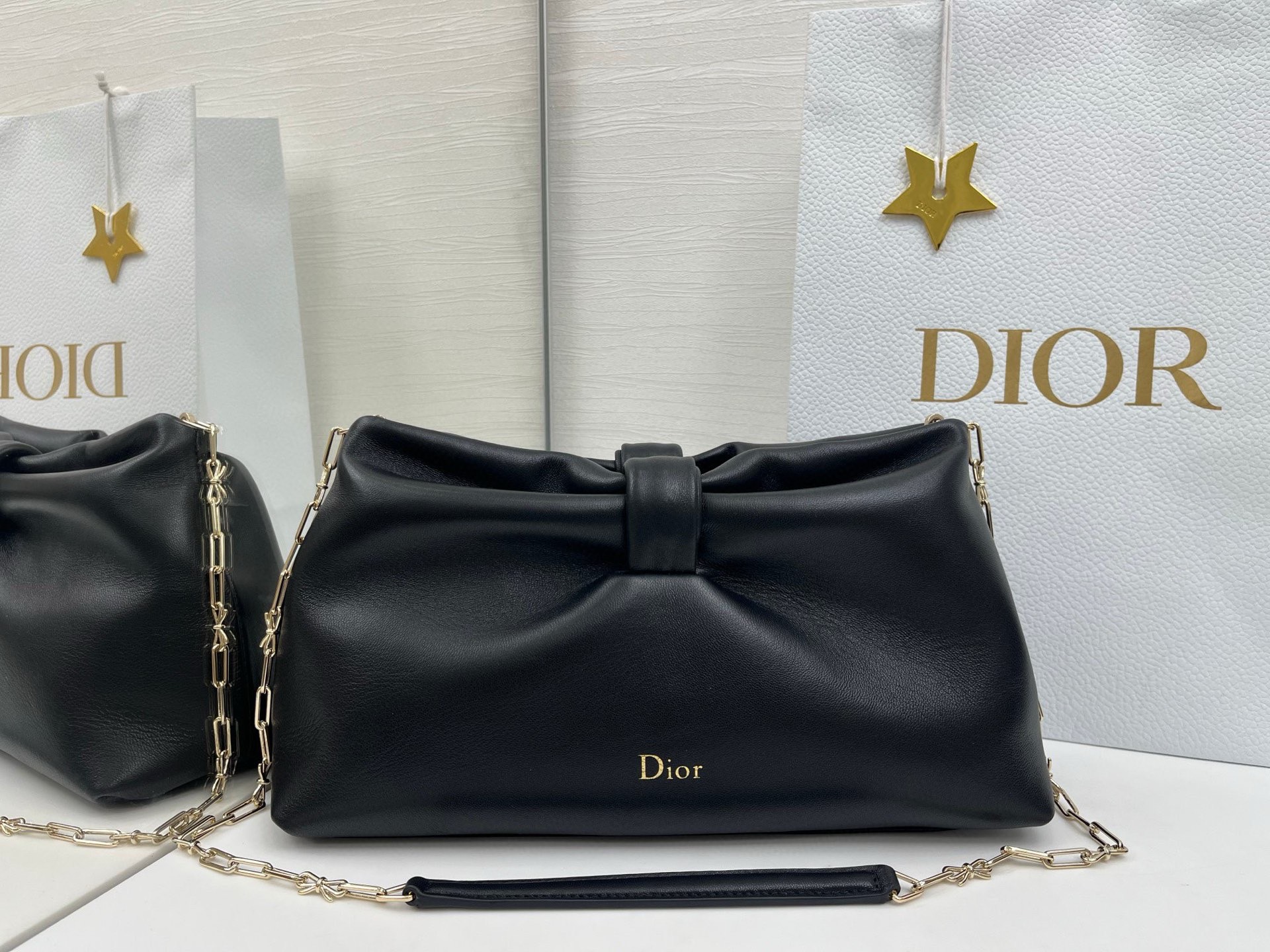 蝴蝶结云朵包bow 乔纳森 安德森 (Jonathan Anderson) 倾情呈献的新款 Dior Bow 手袋彰显法国的优雅气质和工坊的精湛工艺 主体 羊皮革里料 羊猄皮尺寸 30x17.5x12cm型号:0714