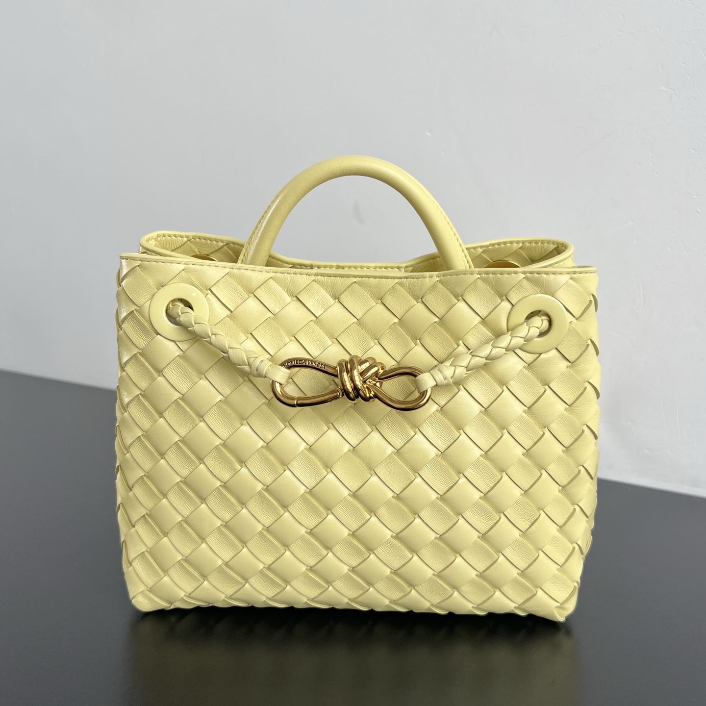  Bottega Veneta 2023春夏新款Andiamo手袋  众多明星同款  743568  经典的全身皮革编织搭配金色绳结扣 够沉稳也够潇洒整体皆由Nappa羊皮革制成 舒适柔软且富有动感 可滑动的金属绳结扣可以调整肩带 单肩/手伶/斜挎 多种背法 包身容量大 通勤/日常/出游都很合适 这款包分为小号/中号 /大号 总有一款适合你  那就带我走叭  尺寸:25x22x10.5
