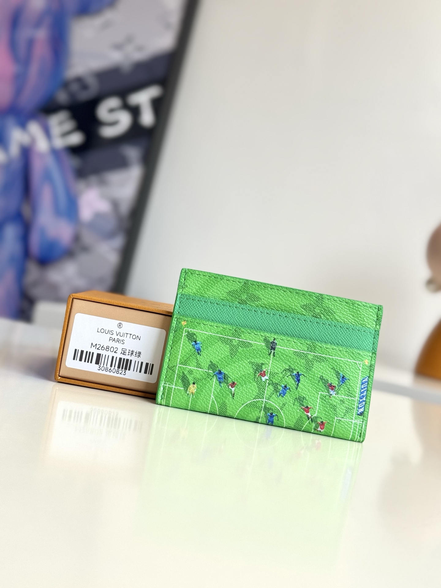   海外原单M26802足球绿独家实拍 本款 Double 卡夹为 Colored Monogram 帆布融入鸟瞰运动场景 以生动主题与写实图景注入活泼意趣 牛皮革内衬完善经典格调 卡片夹层和中央口袋实现有序收纳 尺寸 11×7×1.5cm