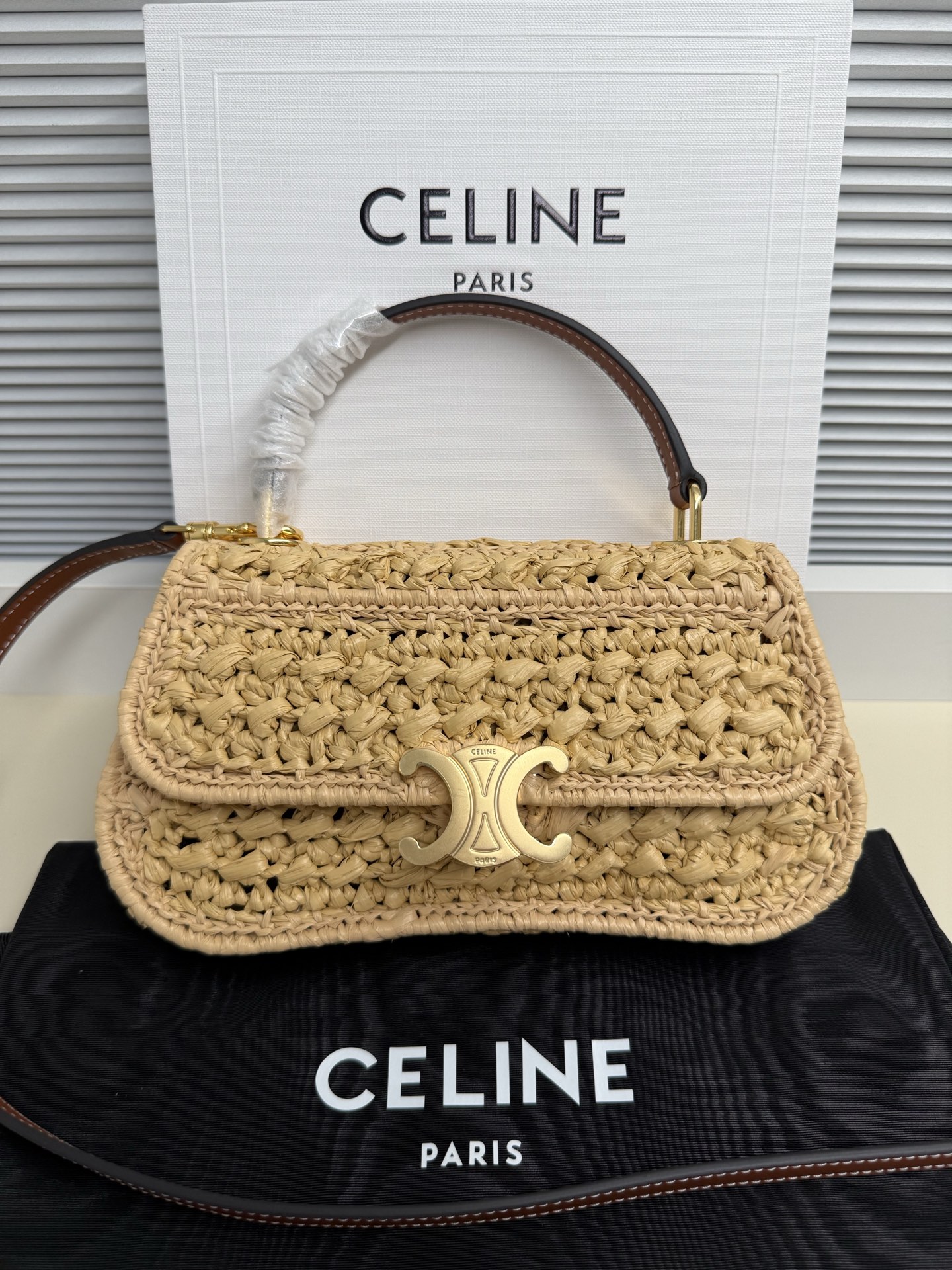  CELINE 24ss TEEN LOLA 编织手袋惊艳了时光 来自CELINE TEEN LOLA将60年代复古风格推到极致 惊艳亮相恰到好处的精致感 又兼顾到了容量需求-标志性老花元素秋冬衣橱必备的搭配元素 old money即视感get -20x11.5x5cm-超长肩带57cm单肩 斜挎 手拎都  堪称造型王者-凯旋门标志五金+TRIOMPHE按扣+可拆卸调节肩带 搭配多种背法颜色: 编织棕型号 119533