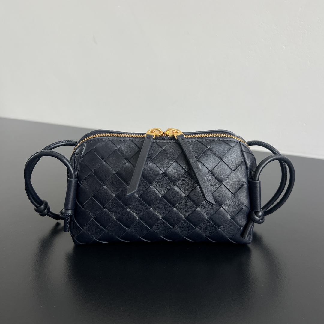  Bv新款 Concert  pouch  794258 是见过最好看实用的迷你小包呀   包身采用经典的 lntrecciato编织工艺  配有皮质双头拉链 开口宽敞 易取易放 肩带绳结处可滑动自由调节长短 即  斜挎/腋下 又能当手拿包 小小身板 大大容量 真滴太太实用啦 关键还特百搭 快 姐妹一起来入这款小巧精致好看百搭的包包叭  尺寸 18.5*11.5*8.5   