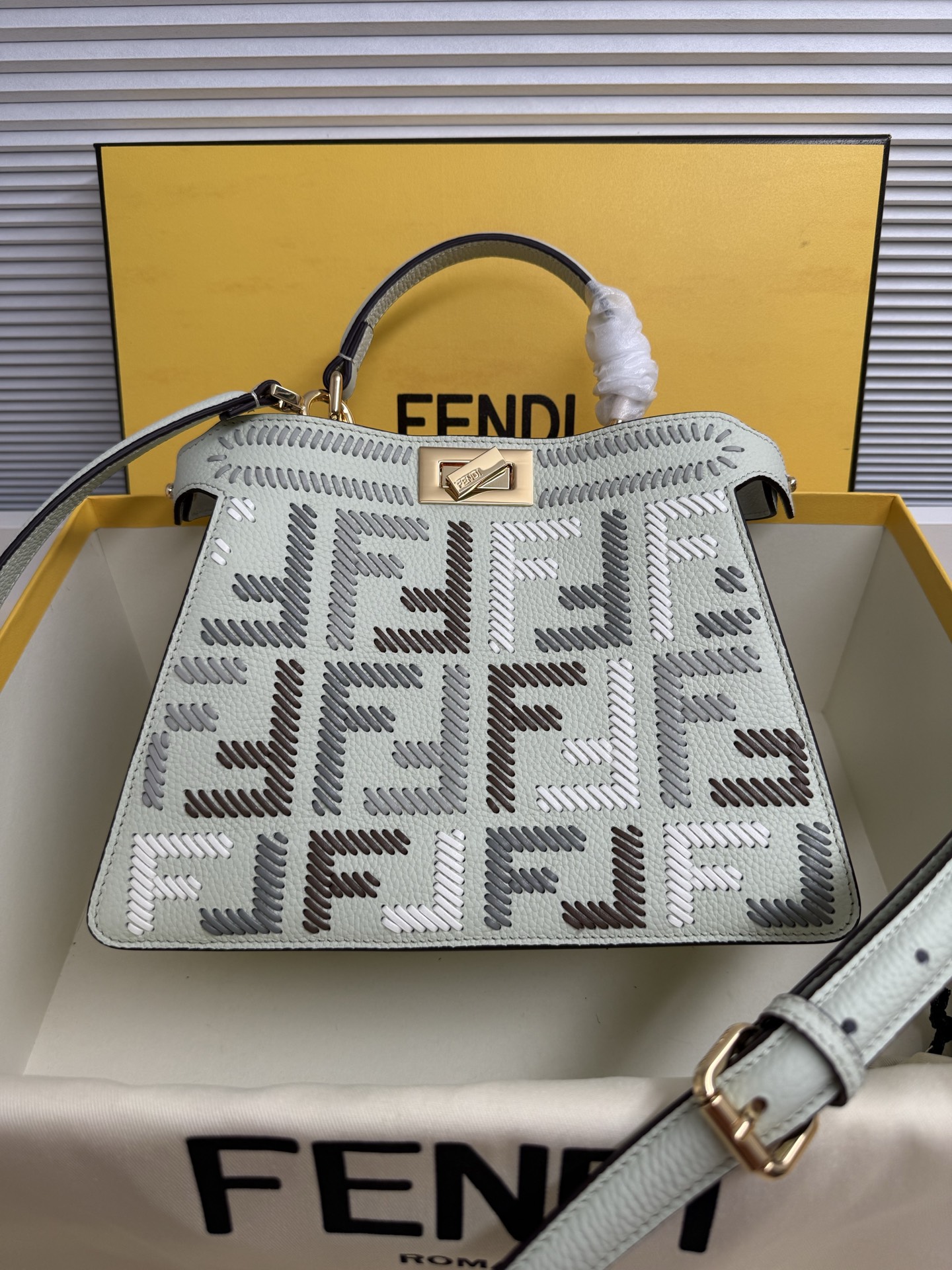 peekaboo 全新系列 ISeeU petite 小牛皮手感超细腻 一面是手工编织的经典双F Logo另一面又是简约典雅的包面 一包两种风格 简约个性大方 实用又百搭 款号327编织Size:27-11-20cm