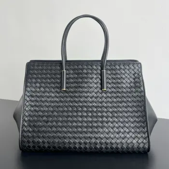 BV新品 Barbare Tote手袋   868327  精致的简约风格 是一种安静的高级感 柔软的小羊皮在匠人手中被编织成细密的纹理 摸上去温润又丝滑 包包两侧可敞开展随性 也可收拢变正式托特包 方正的包型即能容纳下13寸电脑 文件衣物都能装下 硬挺版型+舒适提手 能hold住正式场合 也能适配日常通勤 真正做到 一包装下所有场合 是职场大女主的气场担当 尺寸 37x27x24
