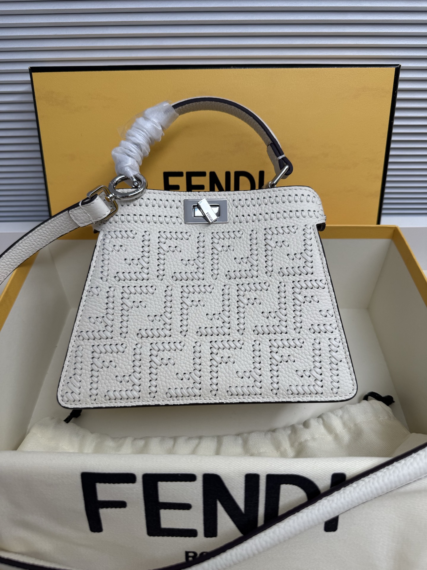 小号 peekaboo 全新系列 ISeeU petite 小牛皮手感超细腻 一面是手工编织的经典双F Logo另一面又是简约典雅的包面 一包两种风格 简约个性大方 实用又百搭 款号327编织小号Size:20-11-15cm