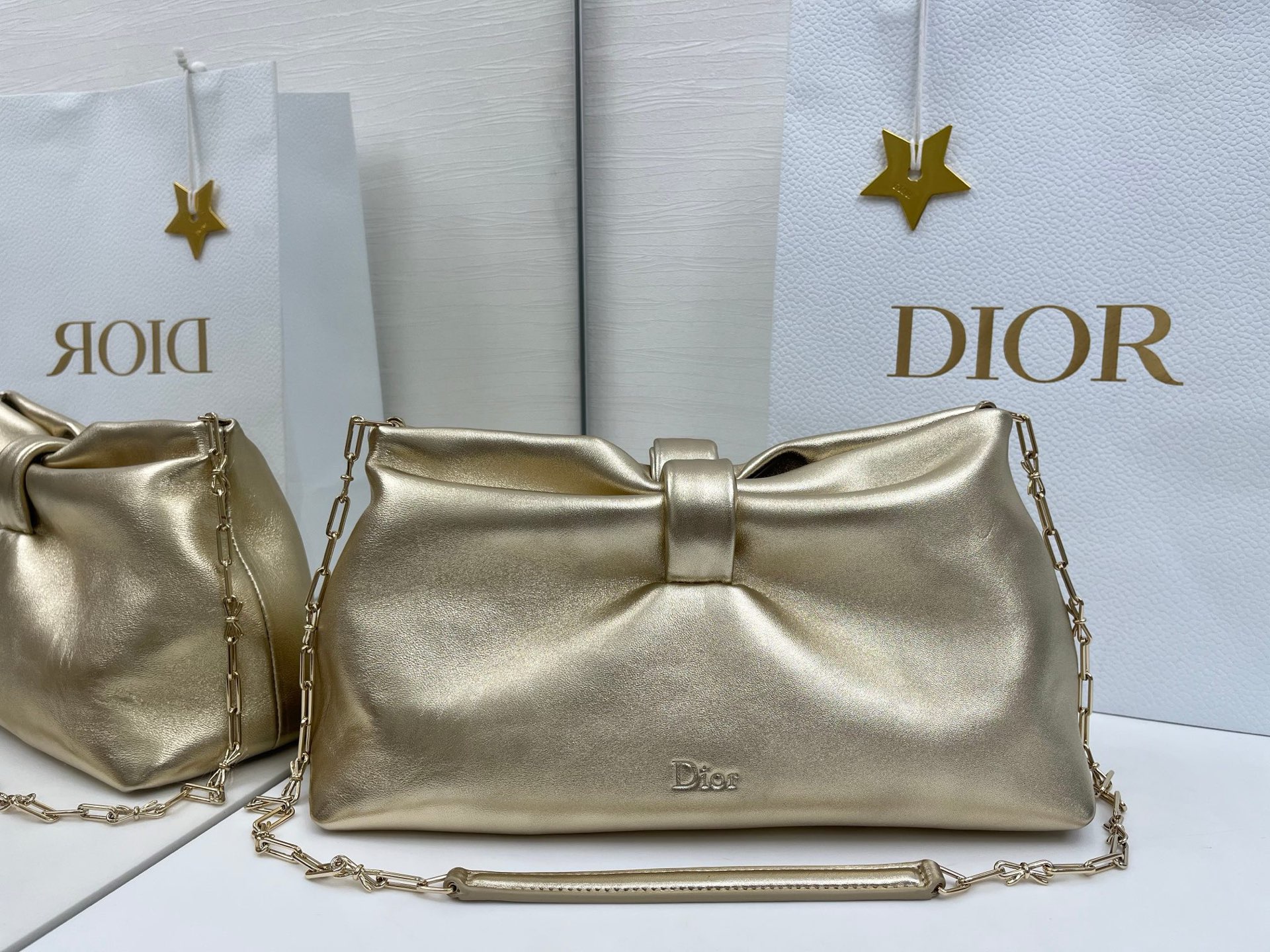 蝴蝶结云朵包bow 乔纳森 安德森 (Jonathan Anderson) 倾情呈献的新款 Dior Bow 手袋彰显法国的优雅气质和工坊的精湛工艺 主体 羊皮革里料 羊猄皮尺寸 30x17.5x12cm型号:0714