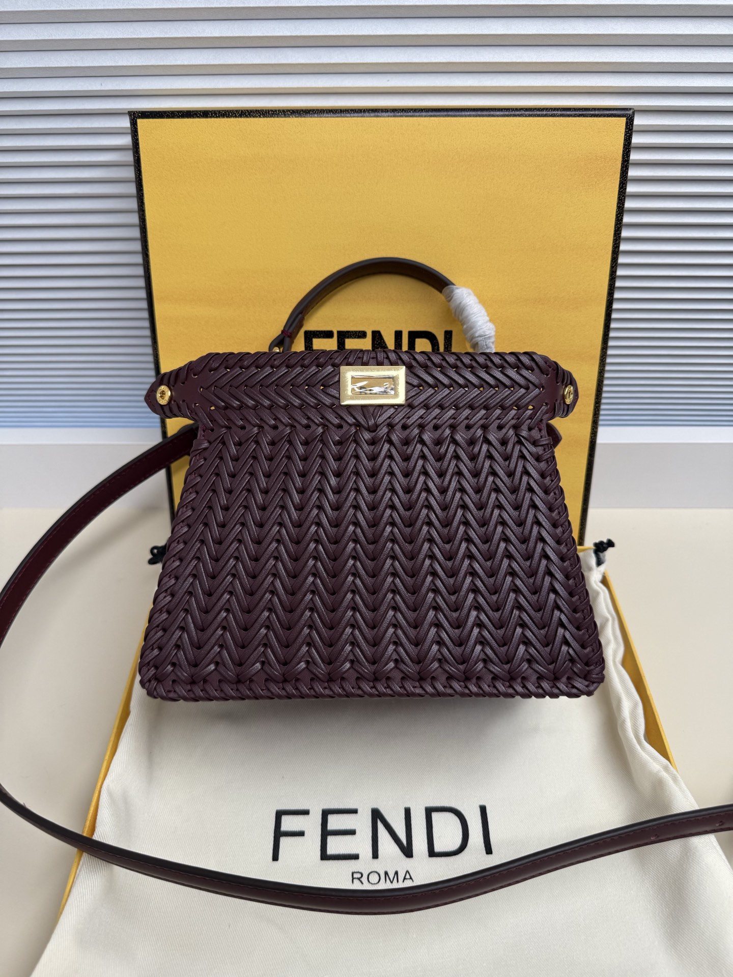  Fend Iconic ekaboo ISeeU 进口皮材质, 边缘和正面饰有同色系辫两侧编细节 饰有经典扭锁两个隔层 配有手柄和可调节可拆卸式肩带 可手提或斜挎Size:20-11-15cm 款号 5002