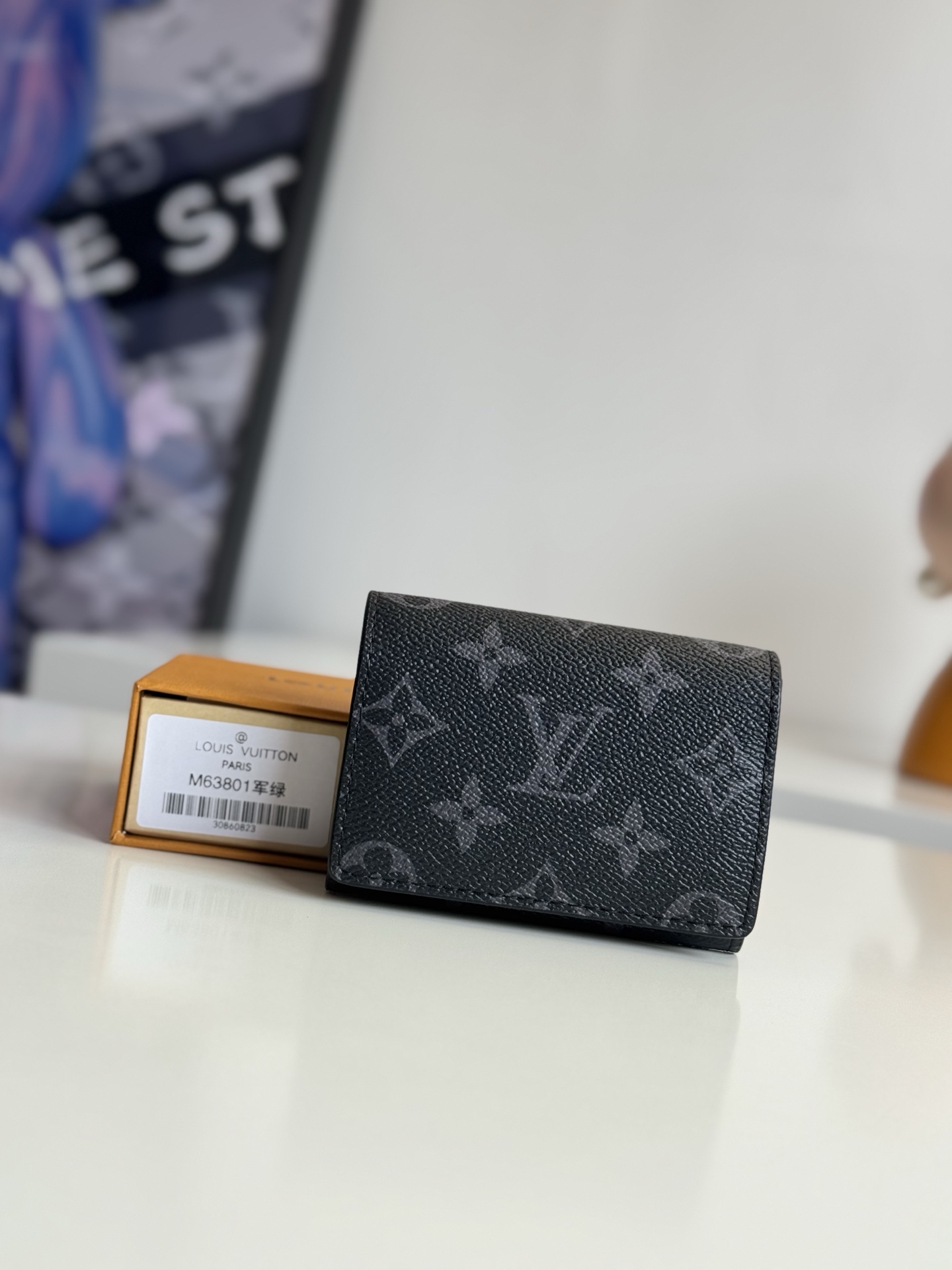   海外原单M63801军绿独家实拍 以经典Monogram涂层帆布制作 这款Enveloppe Carte de Visite名片夹让您可以精致地把名片或信用卡随身携带 可轻易收纳入几乎任何口袋 采用按扣开合 尺寸 10.5×8cm
