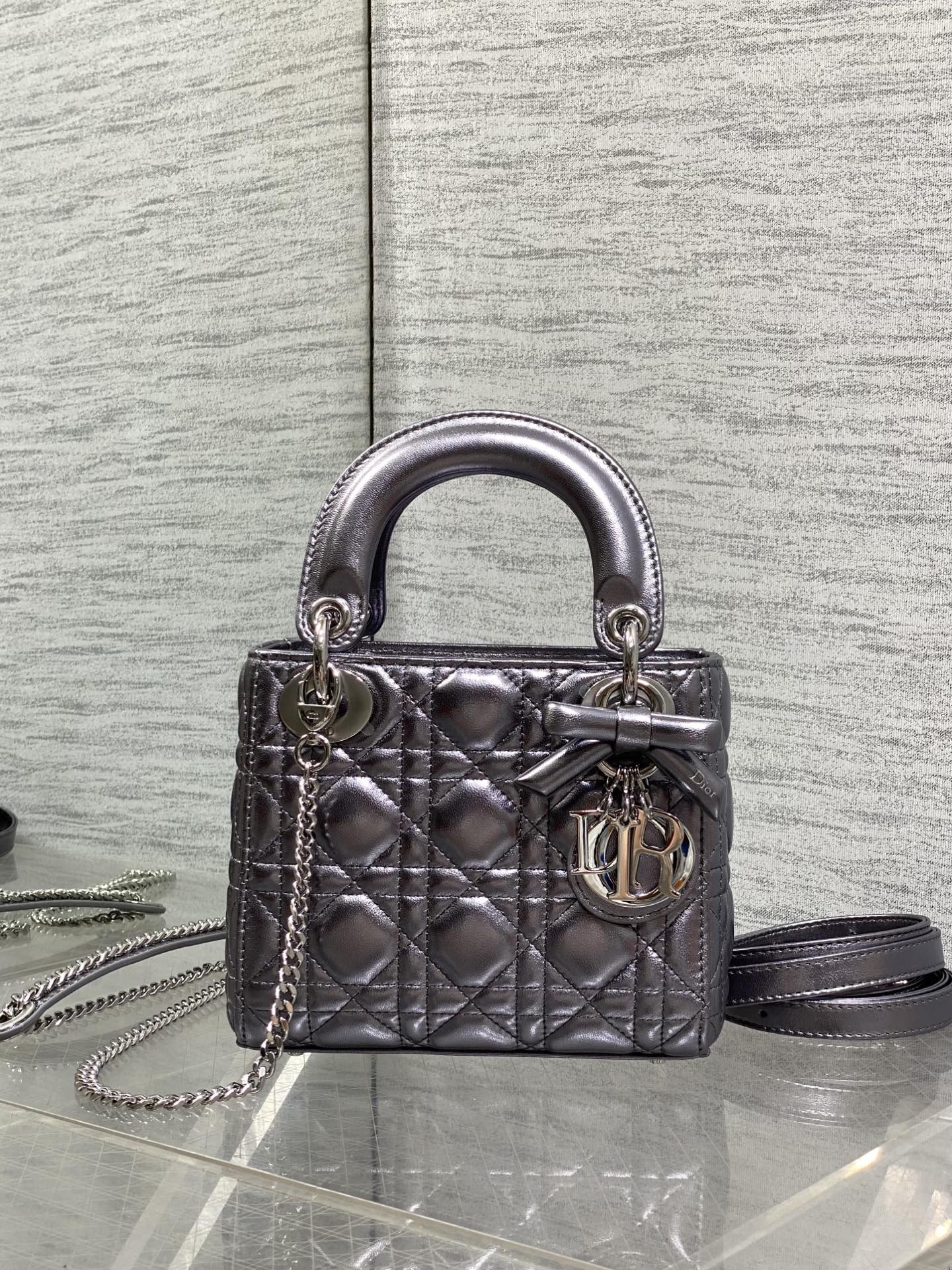 Classic Lady最新蝴蝶结戴妃包 人手一个必备的三格小包 迷人优雅又气场十足 斜挎手拎也是女人味十足 经典时尚风格 ins和众多时尚icon都人手一个的美包 别错过哦 size 17*7*15cm