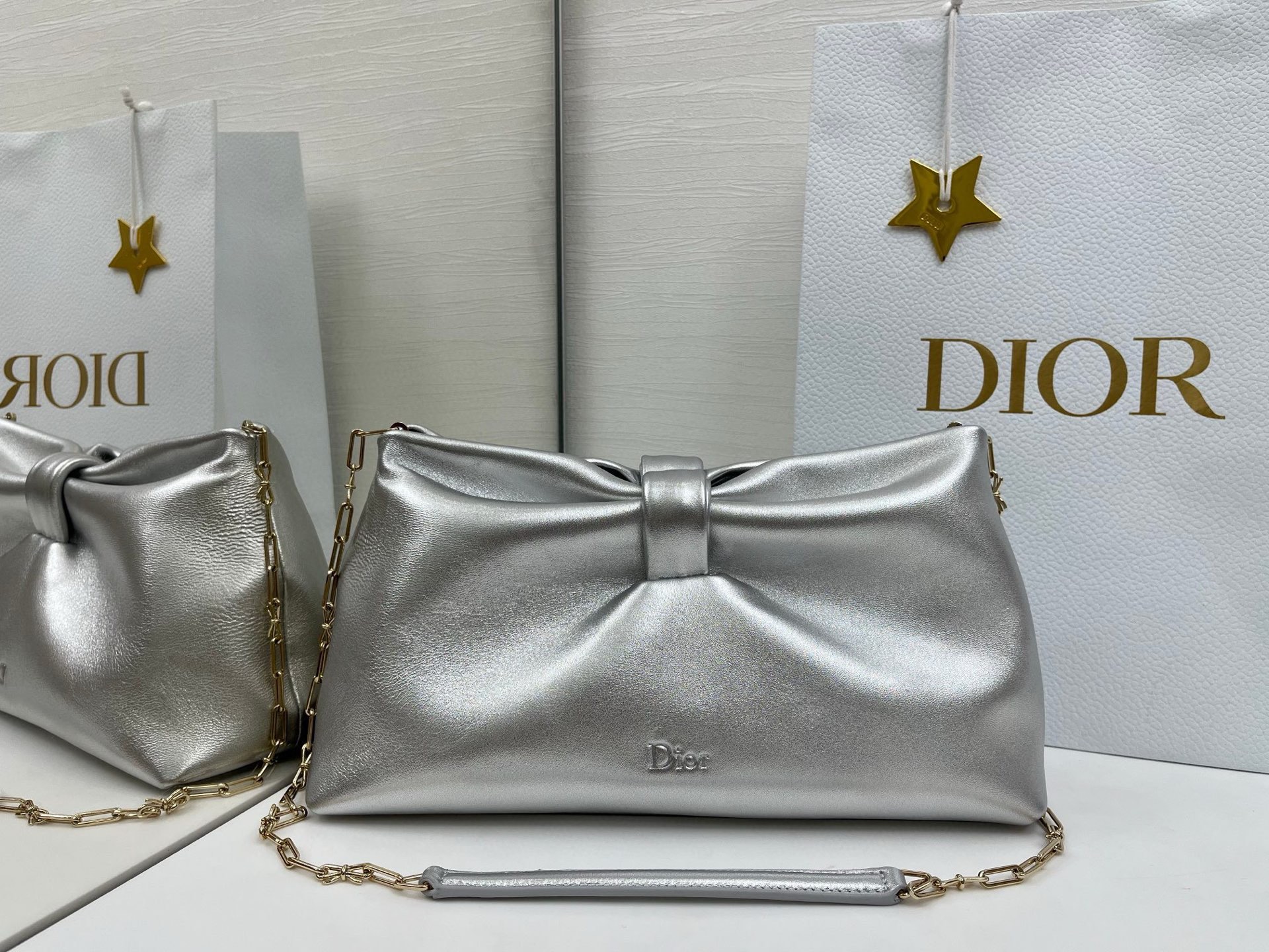 蝴蝶结云朵包bow 乔纳森 安德森 (Jonathan Anderson) 倾情呈献的新款 Dior Bow 手袋彰显法国的优雅气质和工坊的精湛工艺 主体 羊皮革里料 羊猄皮尺寸 30x17.5x12cm型号:0714