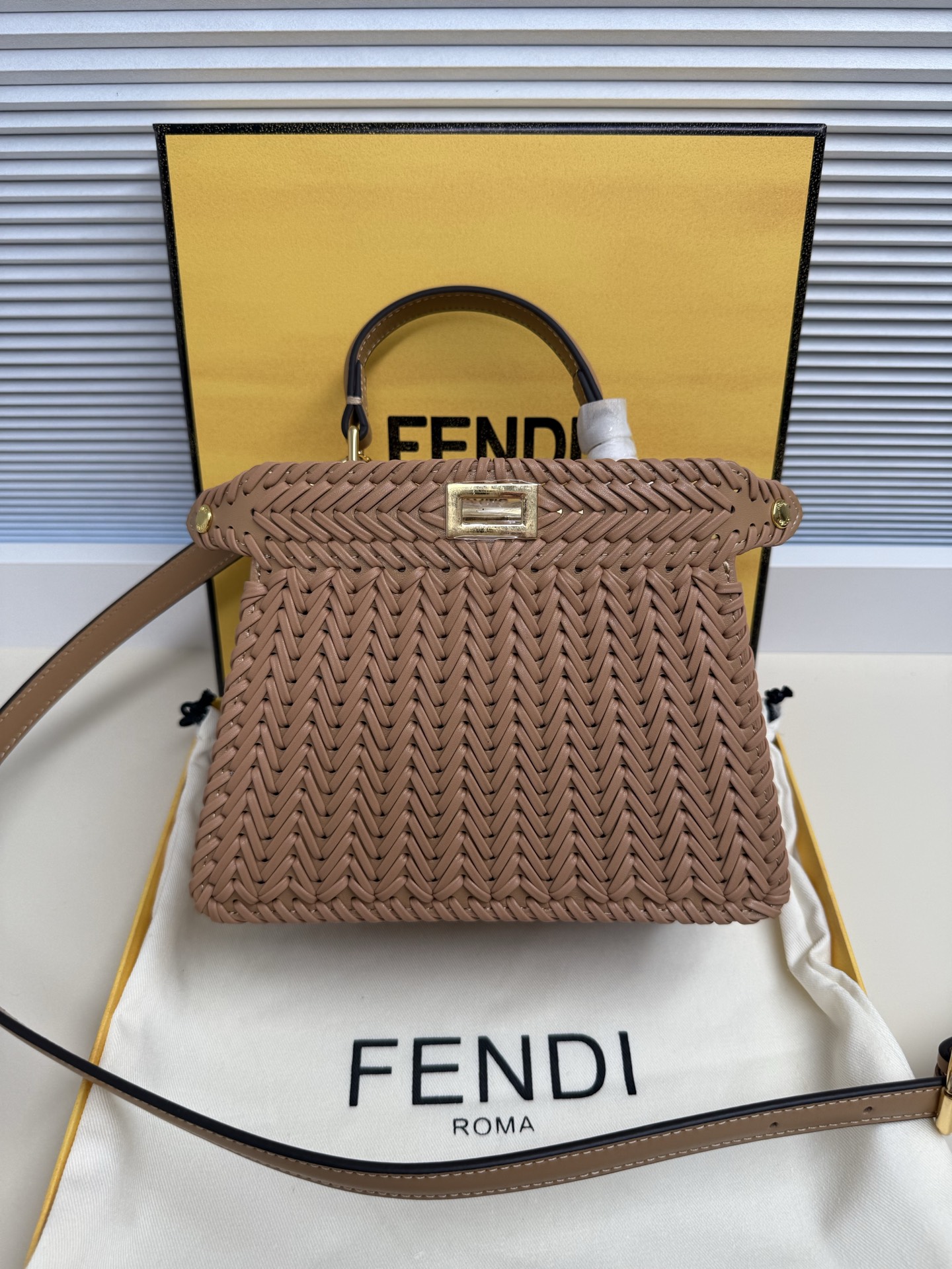  Fend Iconic ekaboo ISeeU 进口皮材质, 边缘和正面饰有同色系辫两侧编细节 饰有经典扭锁两个隔层 配有手柄和可调节可拆卸式肩带 可手提或斜挎Size:20-11-15cm 款号 5002