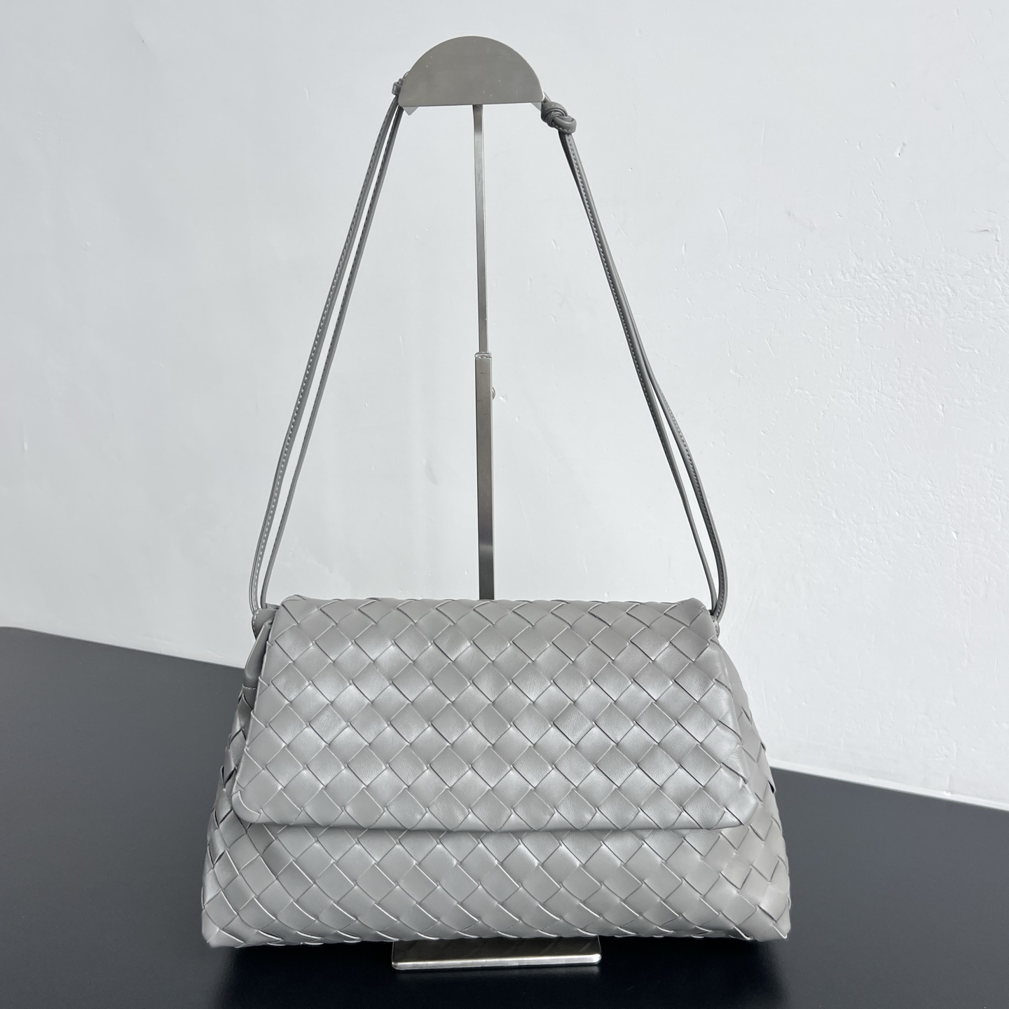  BV新品 Dustbag  857657   被大家问爆的垃圾袋来啦 翻盖设计不仅增加了视觉层次感 整体还显的精致而不厚重 包身选用柔软牛皮材质 摸起来软乎乎糯叽叽的 透露着低调雾面高级感 翻盖+抽绳开合方式 整体更加有立体感和安全性 无论是作为单肩包还是斜挎包使用 都能展现出优雅的气质 尺寸 33x19x8