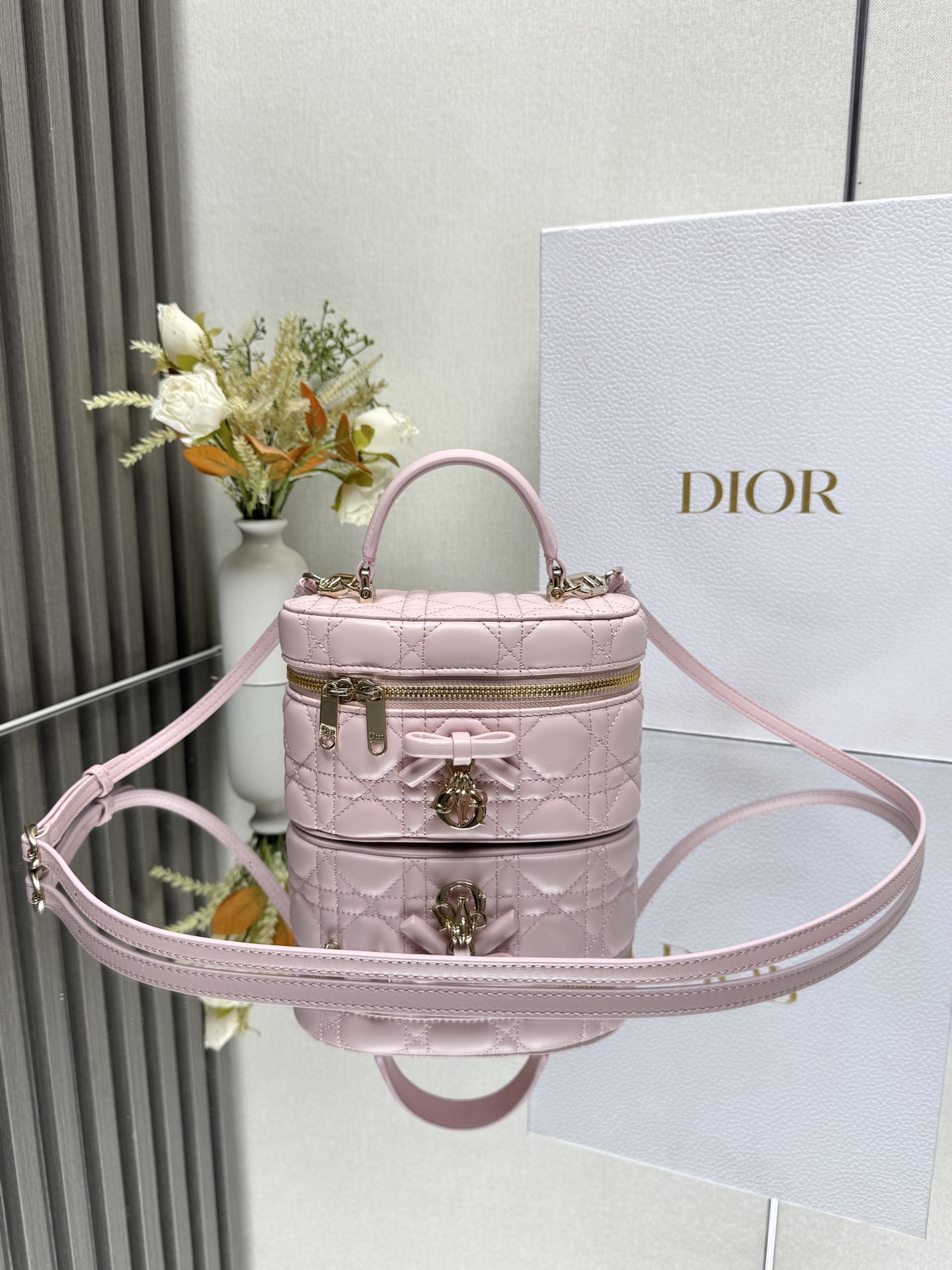 Dior 30 Montaigne 迷你 Vanity 蝴蝶手袋 粉色羊皮 这款 30 Montaigne 迷你 Vanity 手袋设计精巧 兼具实用功能与高雅气质 为该系列提升格调 采用黑色羊皮菱格精心制作 内里配羊皮 正面饰以 CD 标志提升格调 可收纳各种日常用品 设有一个内部口袋和镜子 更显精致 可通过手柄手提 搭配同色可调节皮肩带 可肩背或斜挎 正面饰以 CD 标志拉链开合搭配 CD 拉链头顶部手柄1 个隔层内部贴袋可调节 可拆卸的皮革肩带型号 2603尺寸 17 x 8.5 x 11 厘米 长 x 高 x 宽 可收纳 1 部手机 1 个卡夹和唇膏23857