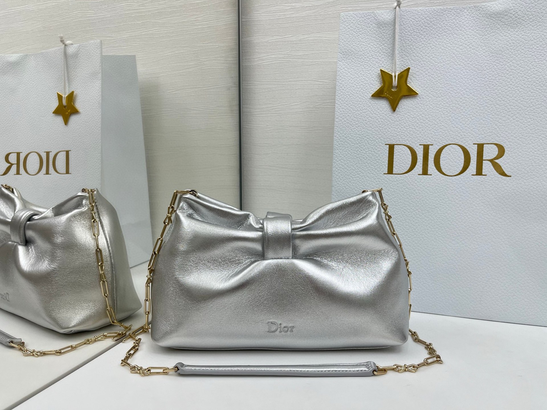 蝴蝶结云朵包 乔纳森 安德森 (Jonathan Anderson) 倾情呈献的新款 Dior Bow 手袋彰显法国的优雅气质和工坊的精湛工艺 主体 羊皮革里料 羊猄皮尺寸26x16x10cm编号:0715
