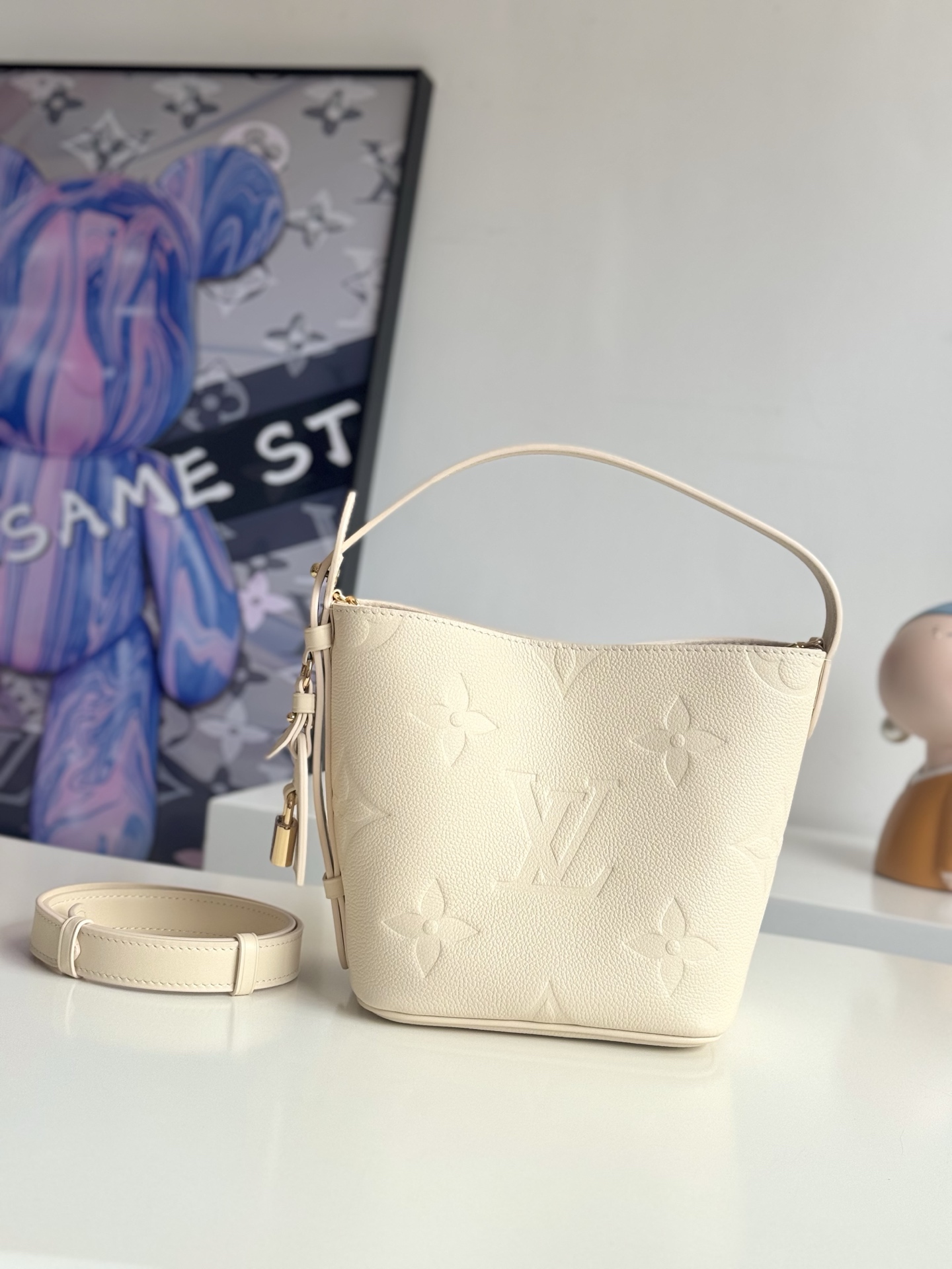  163c动态芯片配专柜包装    海外原单M2A356独家实拍 本款 All In BB 手袋以 Monogram Empreinte 皮革晕染经典色调 再借地址牌与莹泽挂锁点亮考究质感 微纤维内衬呵护随行所需 随附拉链小袋亦可单独使用 尺寸 18×16×12cm