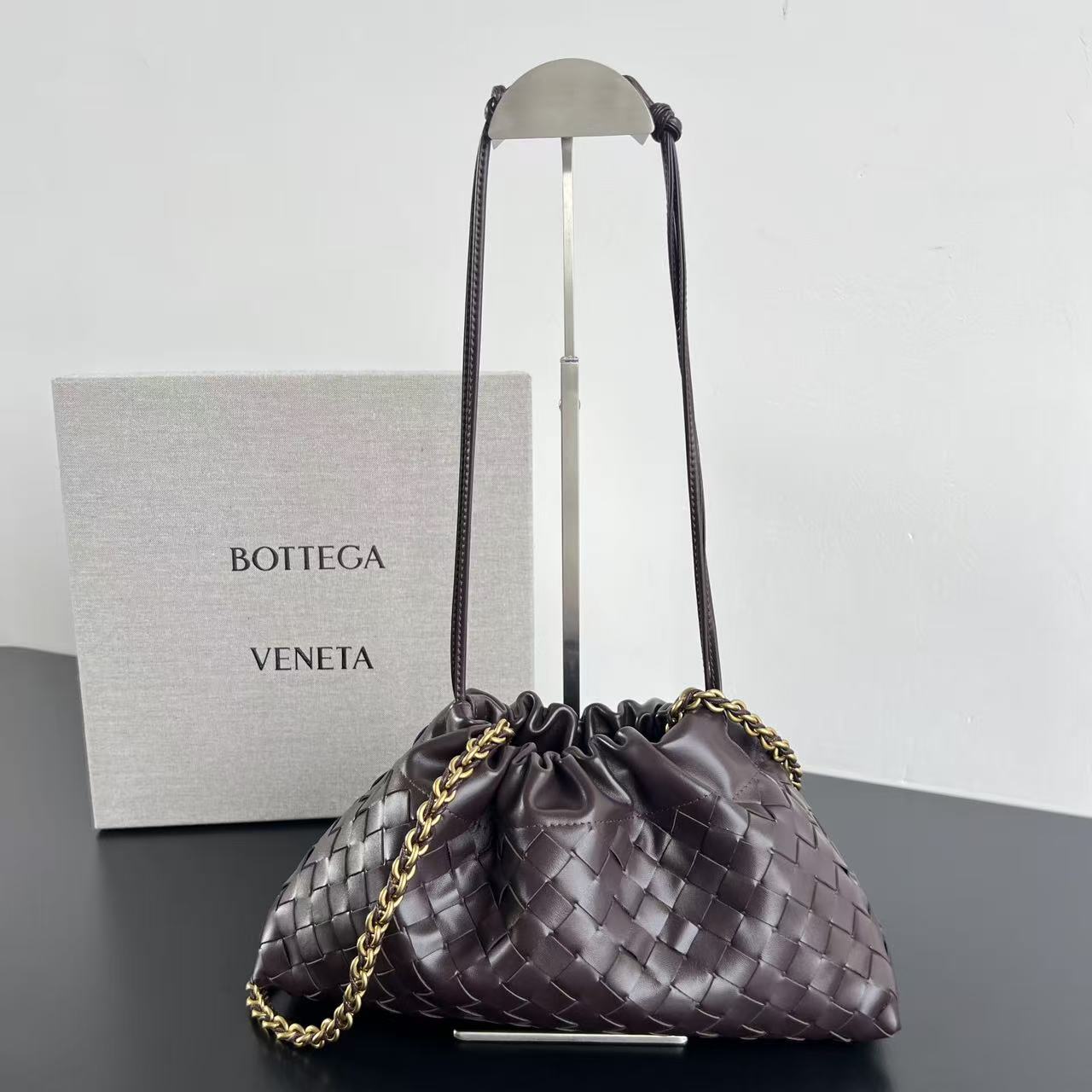  BV新款 Dustbag 垃圾袋链条包   844626超火 的Dustbag垃圾袋出链条款啦   皮穿链条的设计不仅更加实用 解锁了更多背法以经典编织设计 束口抽绳开口自然的褶皱感和柔软的牛皮光滑细腻 软软糯糯还抗造 背再久都像新的 不仅自重轻容量也超大 想要一个随性又时髦的包包 就入手这个能让你快乐的垃圾袋叭  尺寸 33x19x8