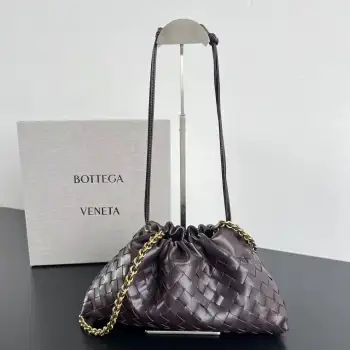  BV新款 Dustbag 垃圾袋链条包   844626超火 的Dustbag垃圾袋出链条款啦   皮穿链条的设计不仅更加实用 解锁了更多背法以经典编织设计 束口抽绳开口自然的褶皱感和柔软的牛皮光滑细腻 软软糯糯还抗造 背再久都像新的 不仅自重轻容量也超大 想要一个随性又时髦的包包 就入手这个能让你快乐的垃圾袋叭  尺寸 33x19x8