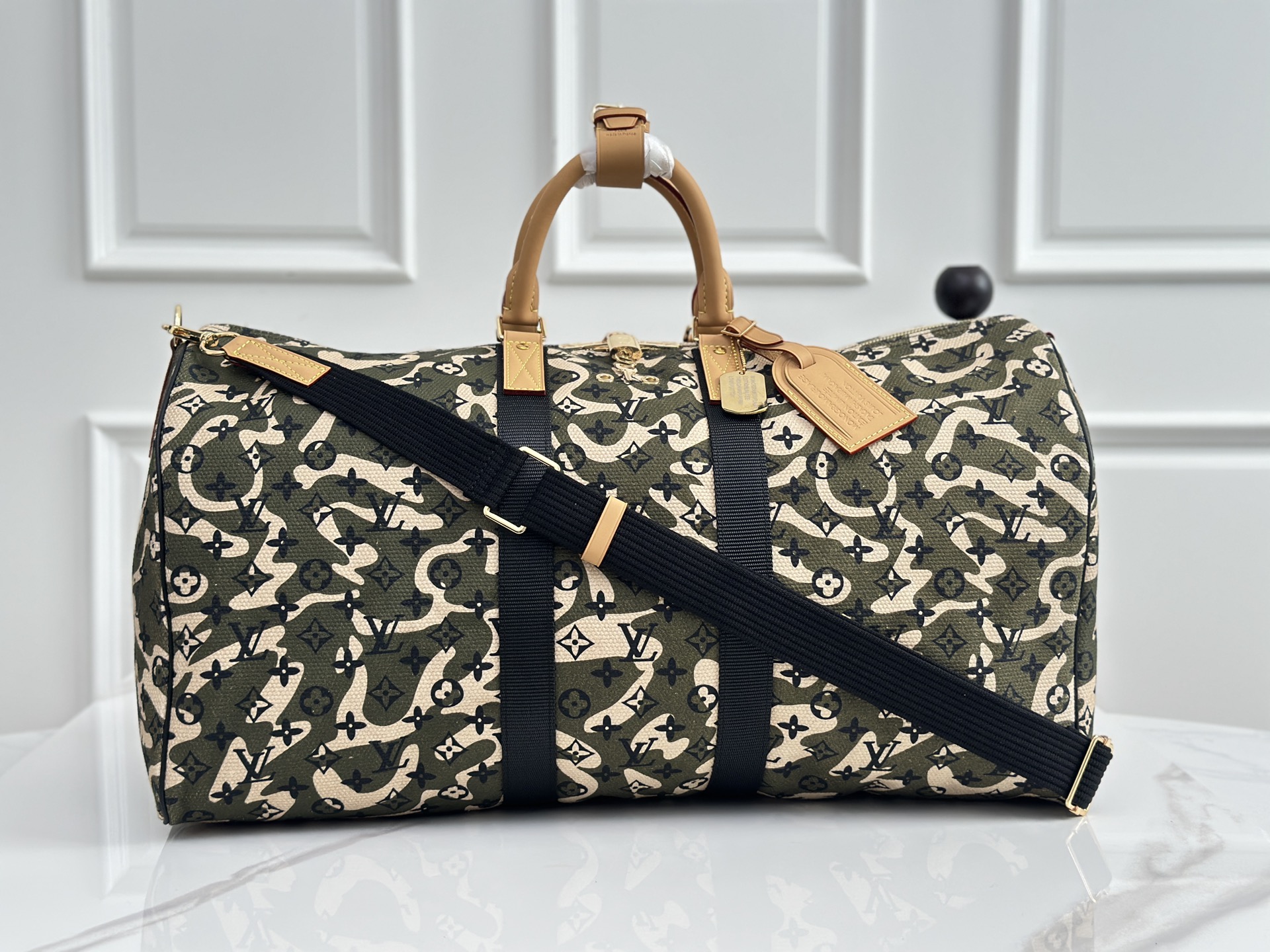 顶级原单 独家实拍 M95774迷彩旅行袋 村上隆联名迷彩Keepall 55 Monogramouflage迷彩老花撞色军绿迷彩叠印LV标识 植鞣革手柄越用越有质感大容量出行刚需 手提斜挎双模式 尺寸 55x31x26cm