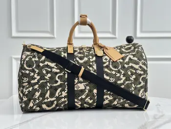 顶级原单 独家实拍 M95774迷彩旅行袋 村上隆联名迷彩Keepall 55 Monogramouflage迷彩老花撞色军绿迷彩叠印LV标识 植鞣革手柄越用越有质感大容量出行刚需 手提斜挎双模式 尺寸 55x31x26cm