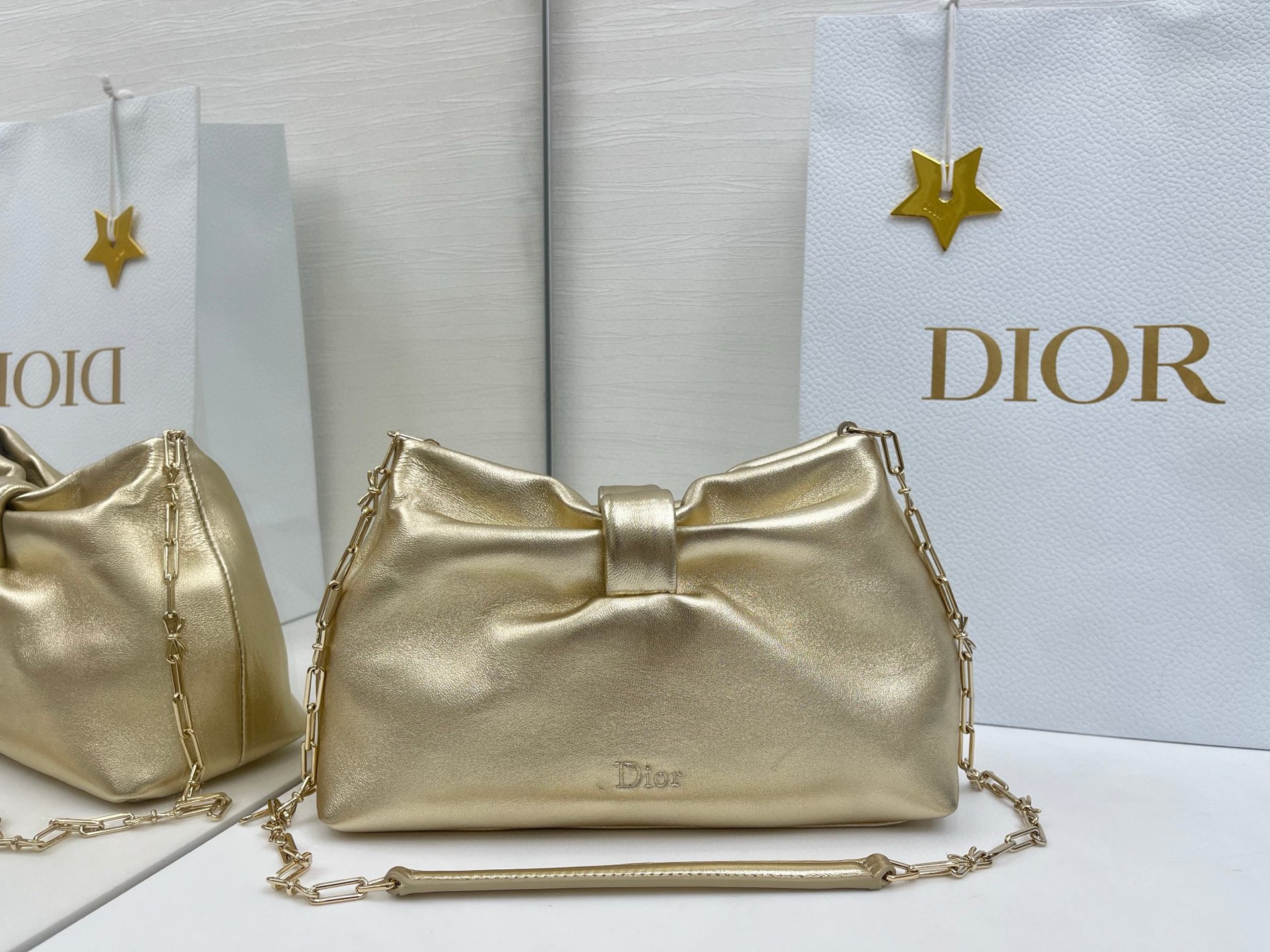 蝴蝶结云朵包 乔纳森 安德森 (Jonathan Anderson) 倾情呈献的新款 Dior Bow 手袋彰显法国的优雅气质和工坊的精湛工艺 主体 羊皮革里料 羊猄皮尺寸26x16x10cm编号:0715