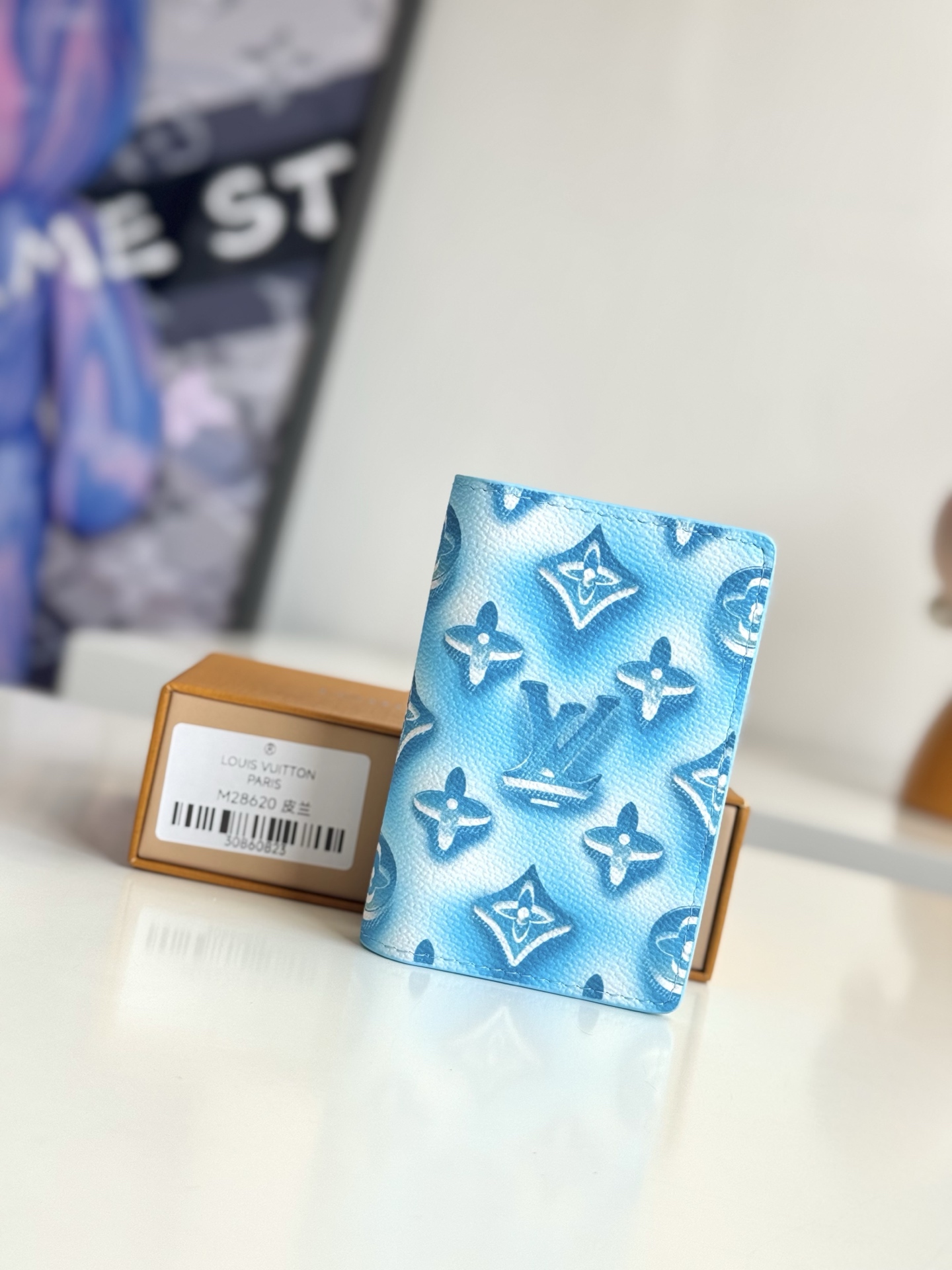   海外原单M28620蓝独家实拍 这款 Pocket Organizer 紧凑型包由色彩鲜艳的 Monogram Ice Cubes 涂层帆布制成 内衬与之相配的皮革 这款口袋大小的包设有三个卡片槽 五个内部口袋以及一个方便的外侧后袋 内部装饰有热压印的 LV Glass 标识 并配有吸管和水果片 尺寸 11×7.5×1cm