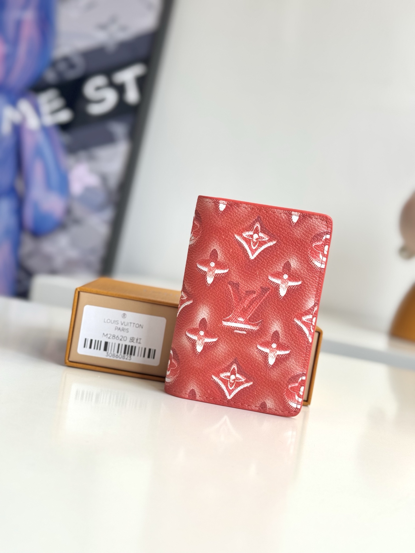   海外原单M28620红独家实拍 这款 Pocket Organizer 紧凑型包由色彩鲜艳的 Monogram Ice Cubes 涂层帆布制成 内衬与之相配的皮革 这款口袋大小的包设有三个卡片槽 五个内部口袋以及一个方便的外侧后袋 内部装饰有热压印的 LV Glass 标识 并配有吸管和水果片 尺寸 11×7.5×1cm