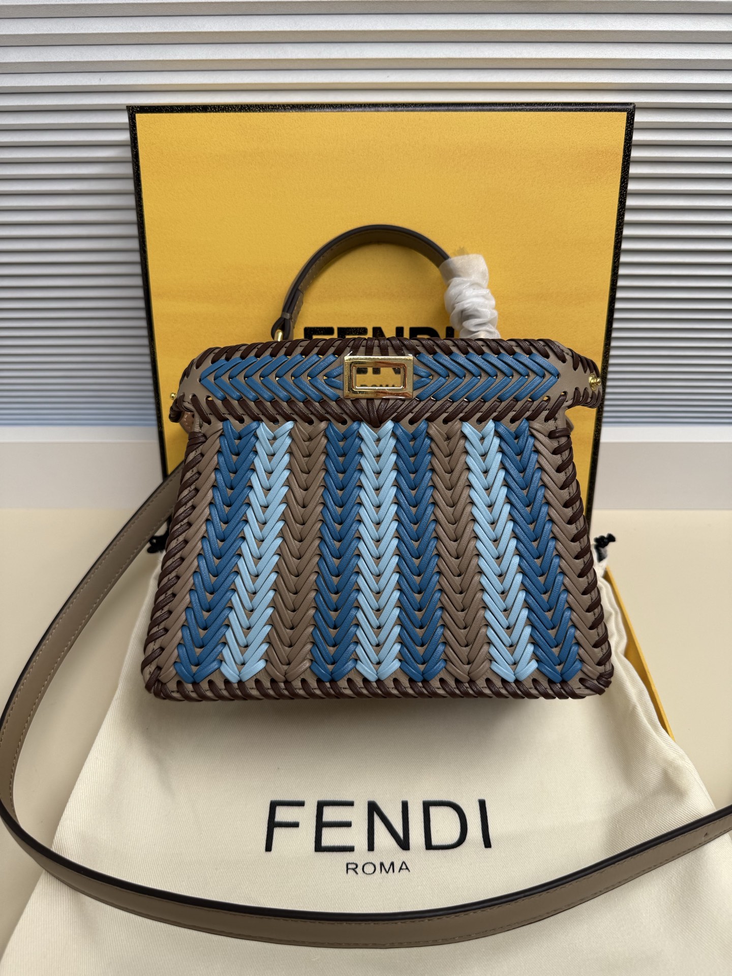  Fend Iconic ekaboo ISeeU 进口皮材质, 边缘和正面饰有同色系辫两侧编细节 饰有经典扭锁两个隔层 配有手柄和可调节可拆卸式肩带 可手提或斜挎Size:20-11-15cm 款号 5002