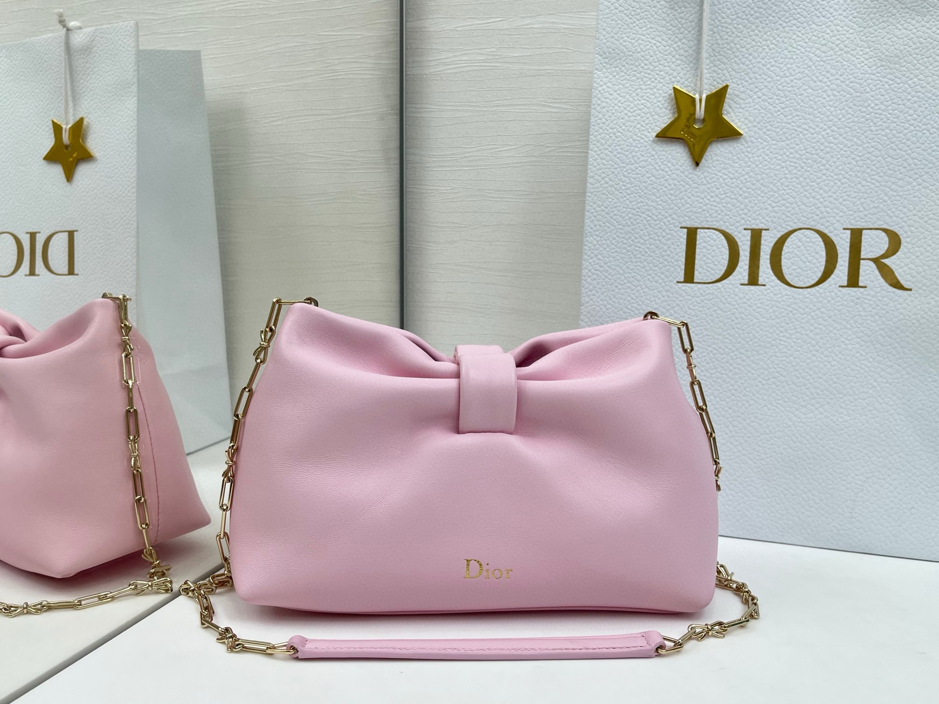 蝴蝶结云朵包 乔纳森 安德森 (Jonathan Anderson) 倾情呈献的新款 Dior Bow 手袋彰显法国的优雅气质和工坊的精湛工艺 主体 羊皮革里料 羊猄皮尺寸26x16x10cm编号:0715
